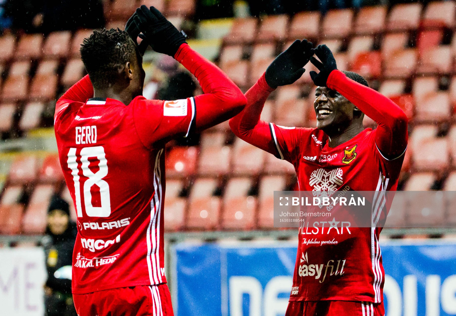 Östersunds Ken Sema gör 1-5 och jublar med Abdullahi Gero
