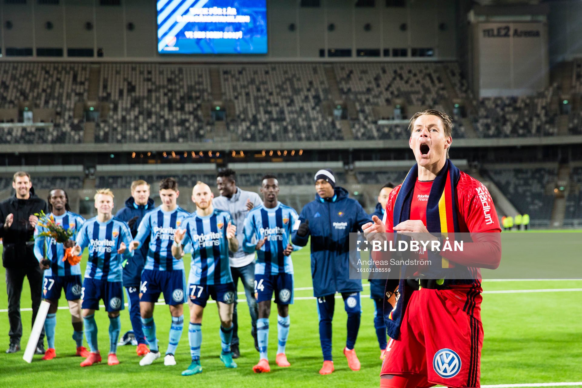Djurgårdens målvakt Kenneth Høie sjunger med