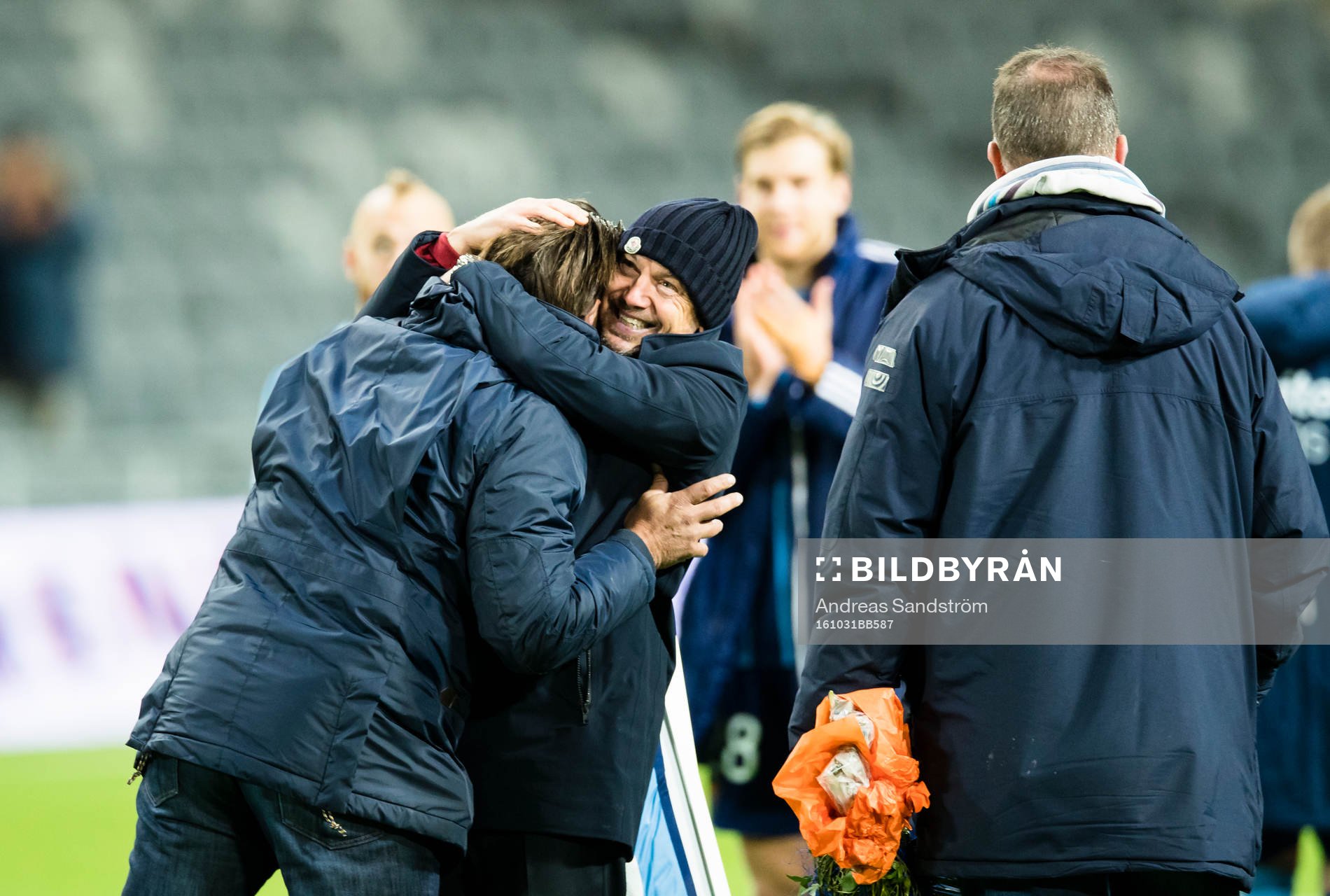 Djurgårdens tränare Mark Dempsey avtackas och omfamnas av