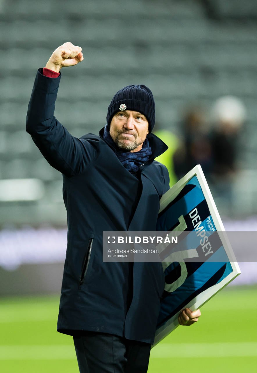 Djurgårdens tränare Mark Dempsey avtackas