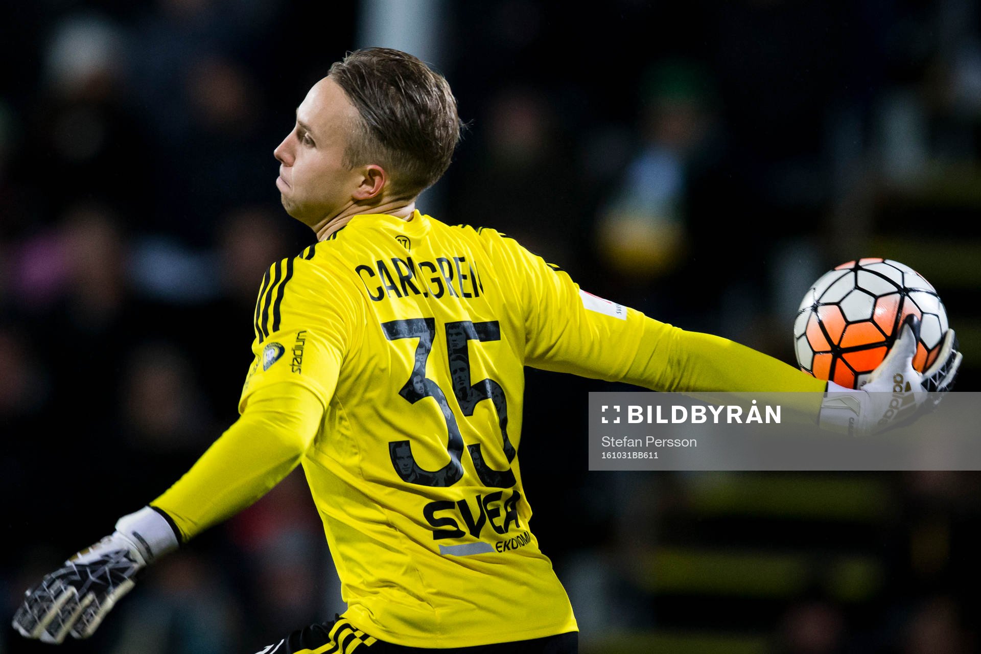 s målvakt Patrik Carlgren kastar ut bollen