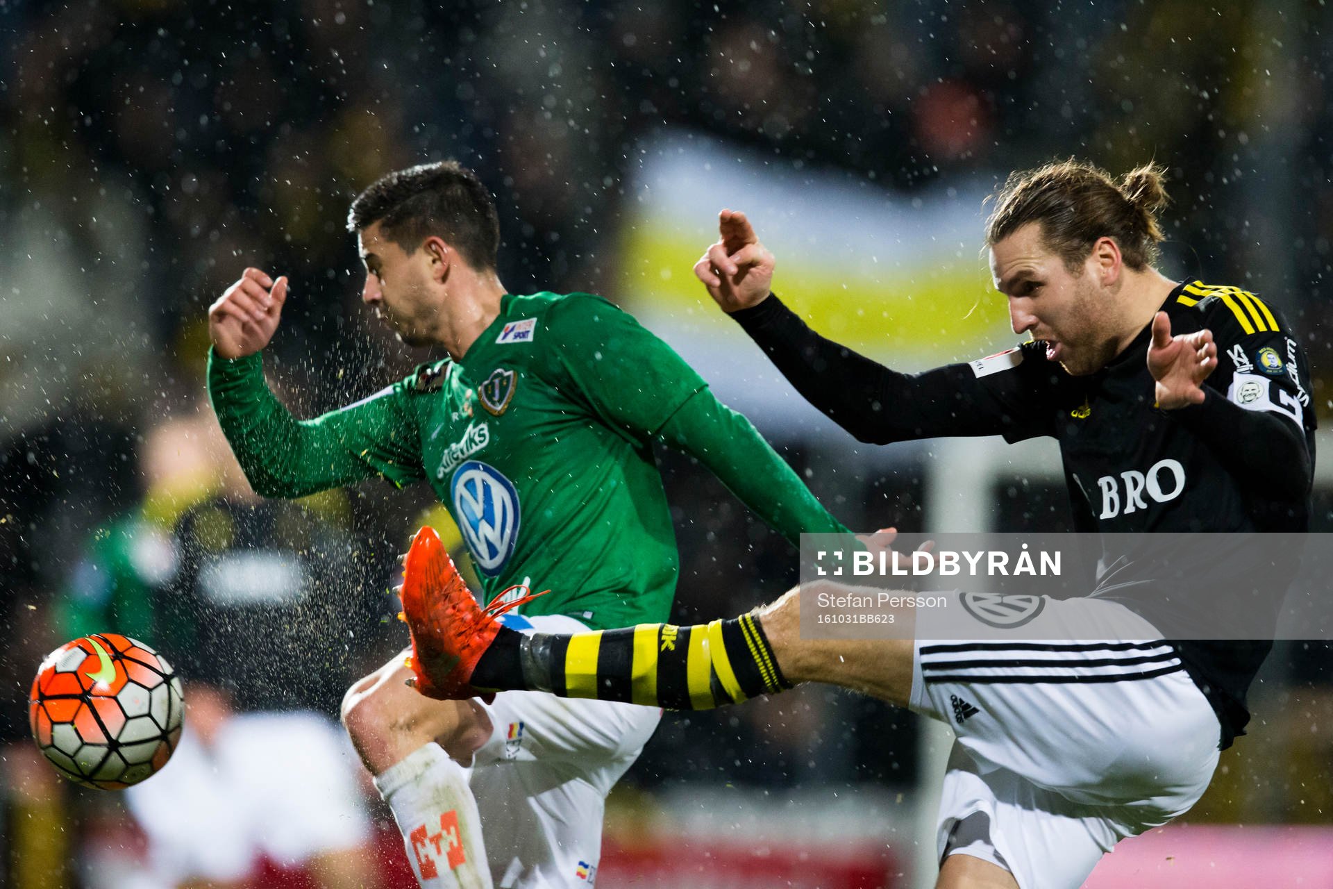 Jönköpings Sergio Calatayud Lebron i duell med AIK:s Nils-Eric Johansson under fotbollsmatchen i Allsvenskan mellan Jönköping och AIK den 31 oktober 2016 i Jönköping.