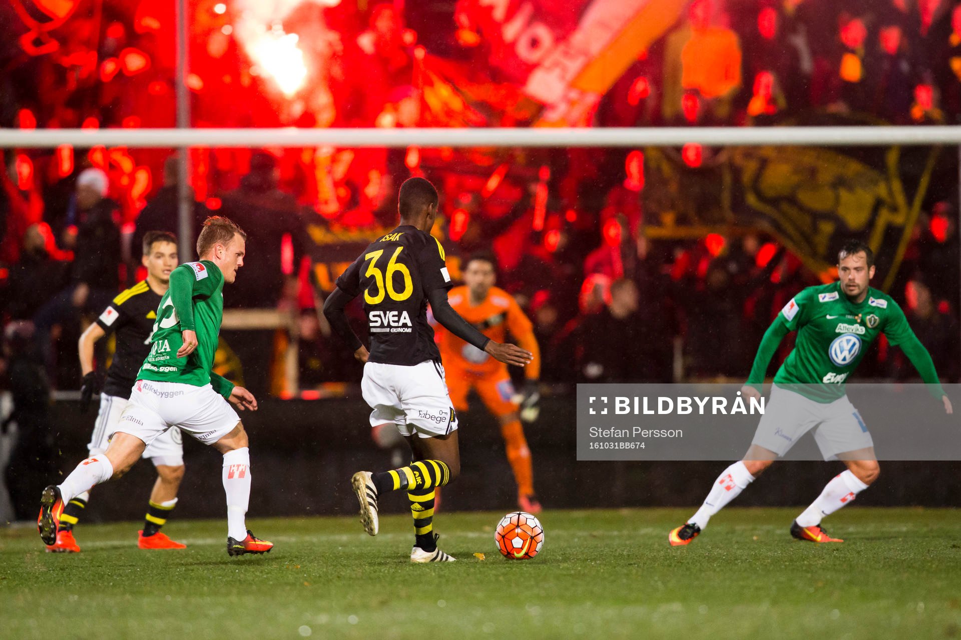 s Alexander Isak med bollen
