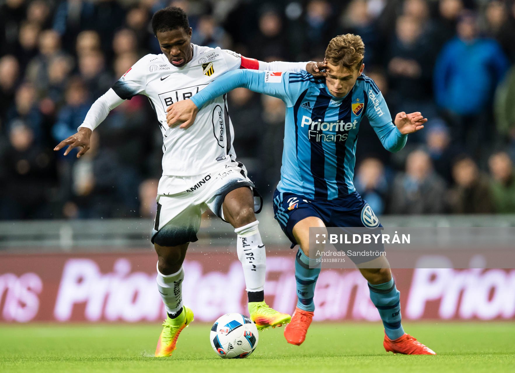 Häckens Mohammed Abubakari i kamp om bollen med