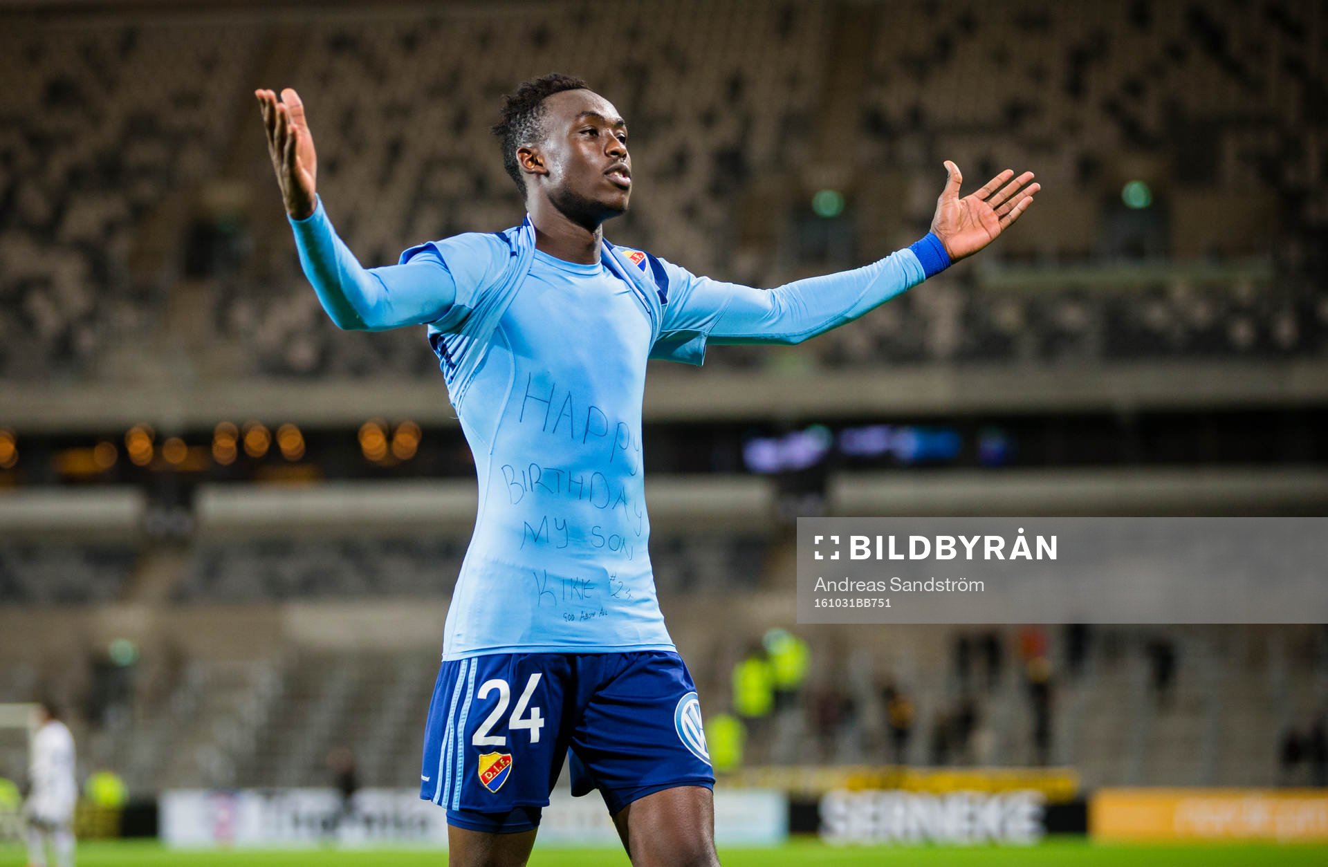 Djurgårdens Philana Tinotenda Kadewere gör 1-0 och hyllar sin sons födelsedag med en text på sin undertröja under fotbollsmatchen i Allsvenskan mellan Djurgården och Häcken den 31 Oktober 2016 i Stockholm.