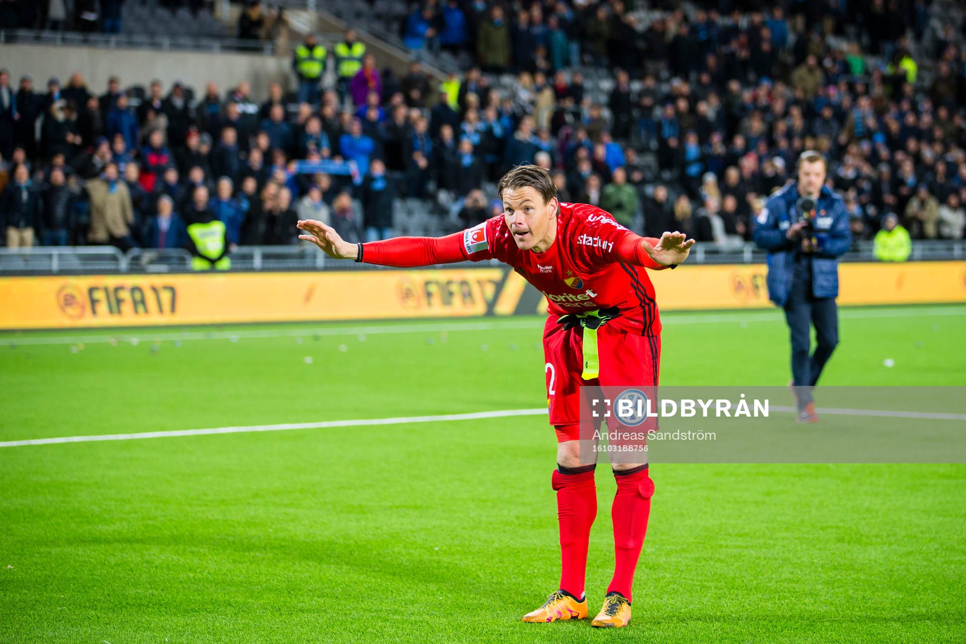 Djurgårdens målvakt Kenneth Høie tackar publiken i sin