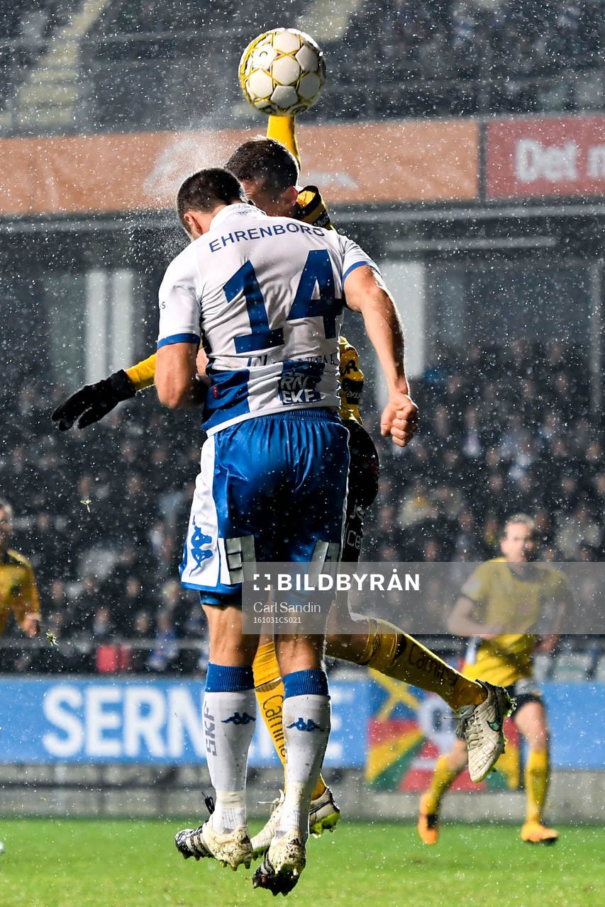 Elfsborgs Jon Jönsson tar med handen i en duell med IFK