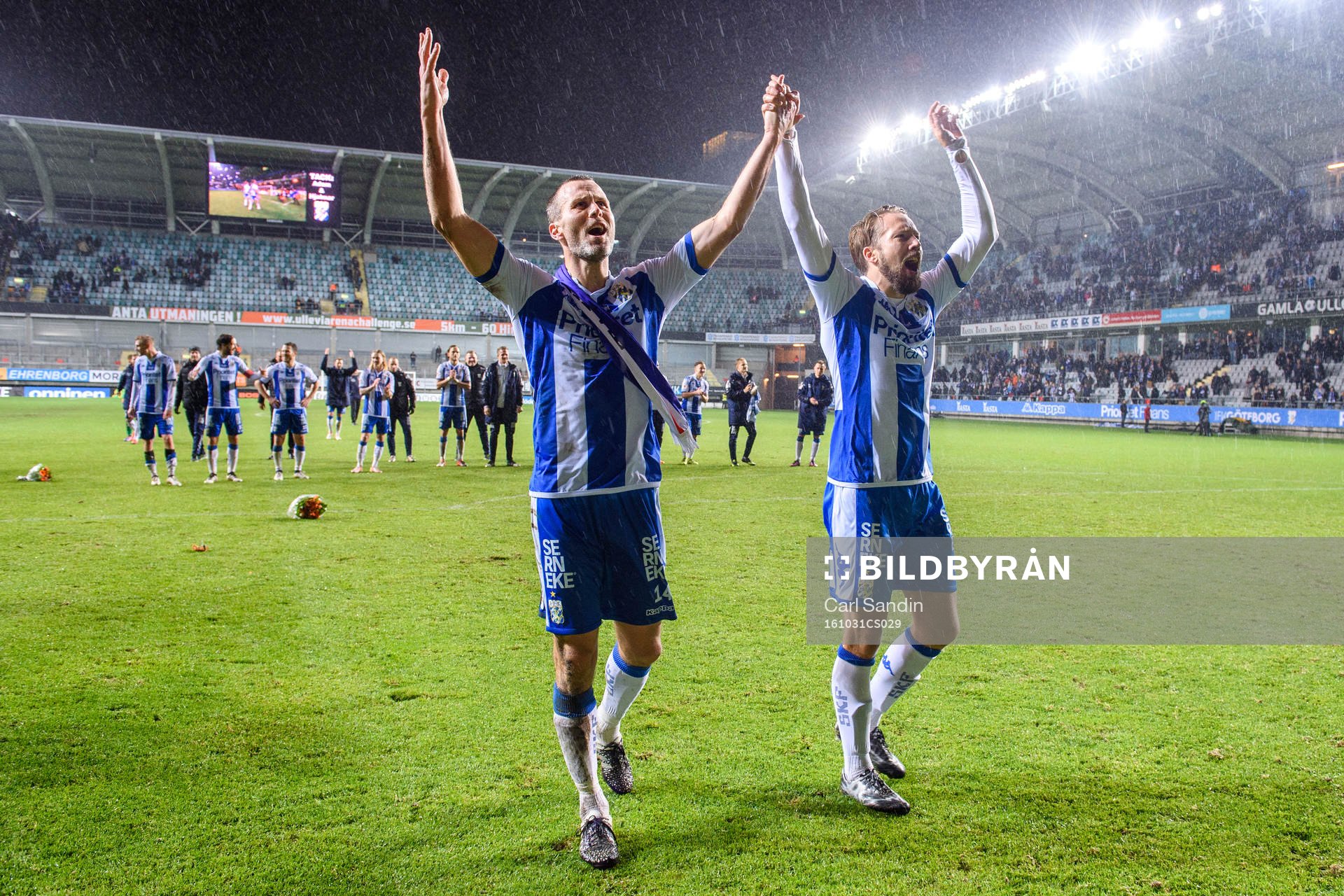 IFK Göteborgs Hjalmar Jonsson och Adam Johansson tackar publiken efter fotbollsmatchen i Allsvenskan mellan IFK Göteborg och Elfsborg den 31 oktober 2016 i Göteborg.