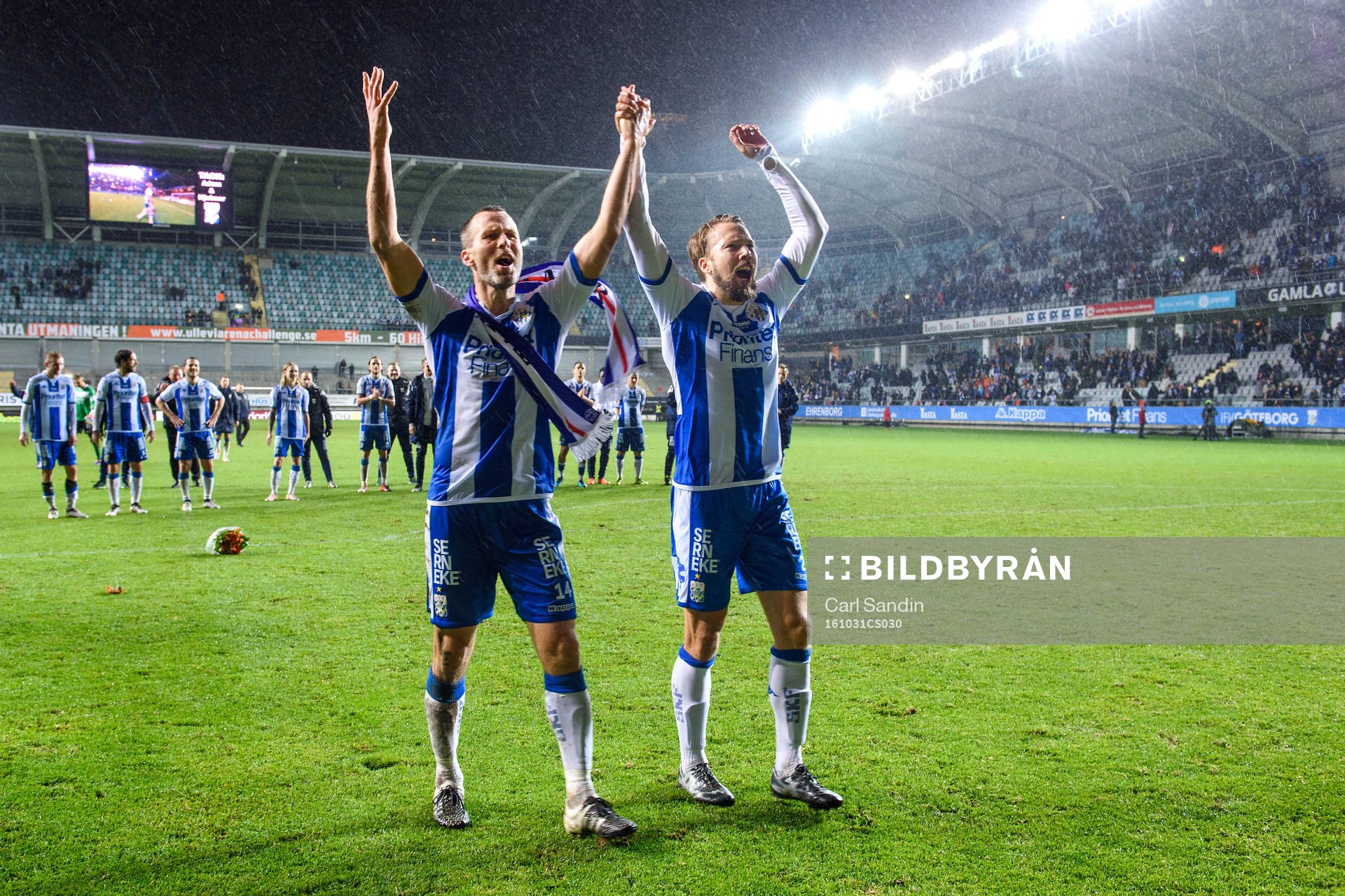 IFK Göteborgs Hjalmar Jonsson och Adam Johansson tackar
