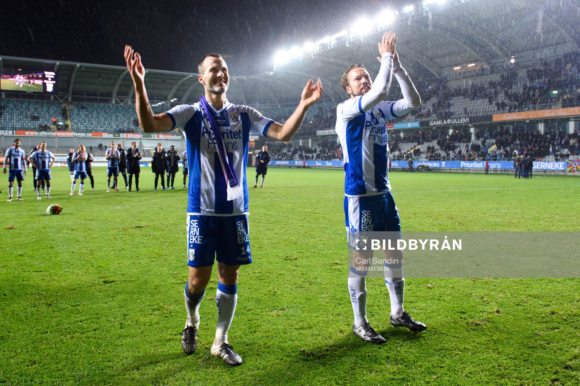 IFK Göteborgs Hjalmar Jonsson och Adam Johansson tackar