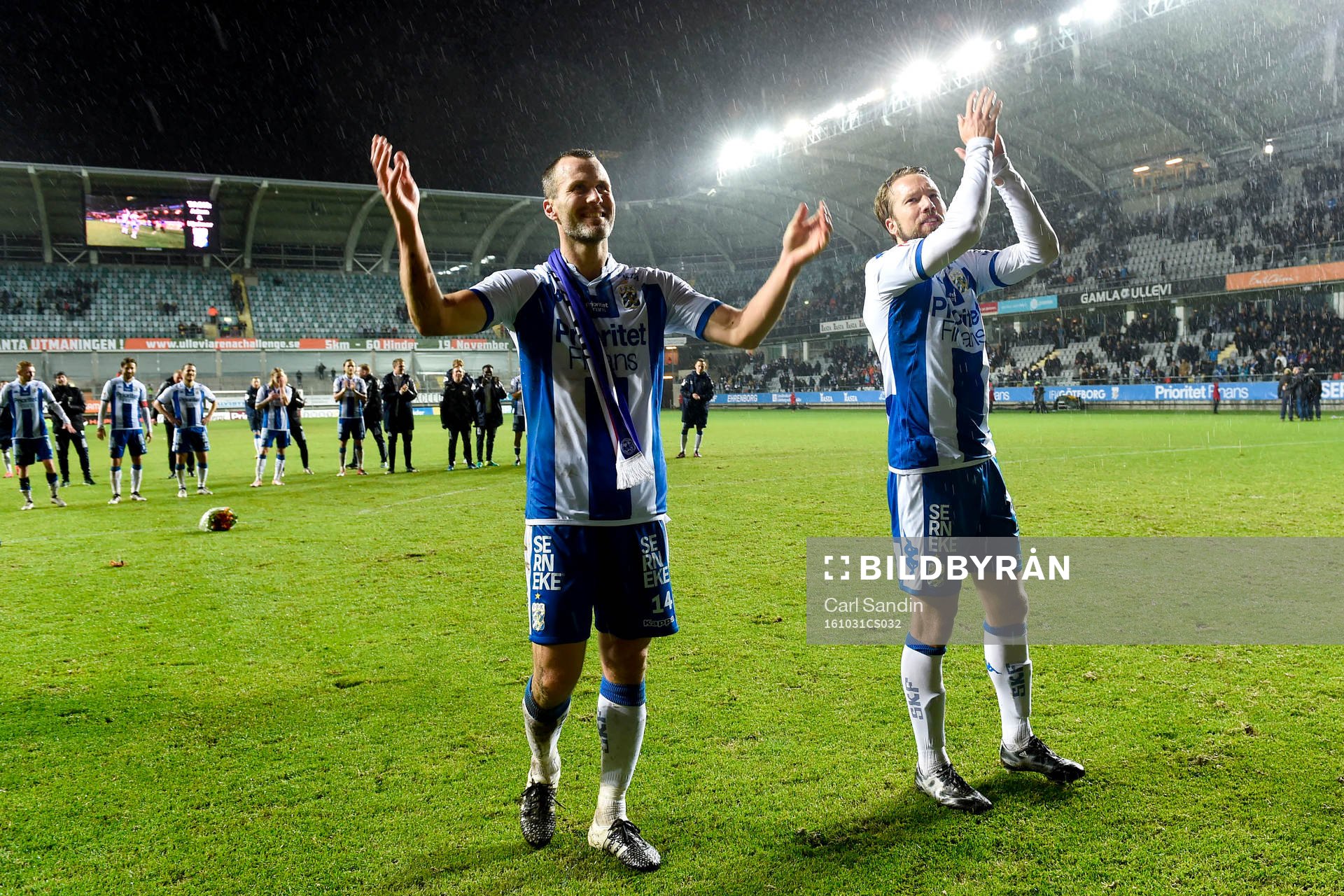 IFK Göteborgs Hjalmar Jonsson och Adam Johansson tackar publiken efter fotbollsmatchen i Allsvenskan mellan IFK Göteborg och Elfsborg den 31 oktober 2016 i Göteborg.