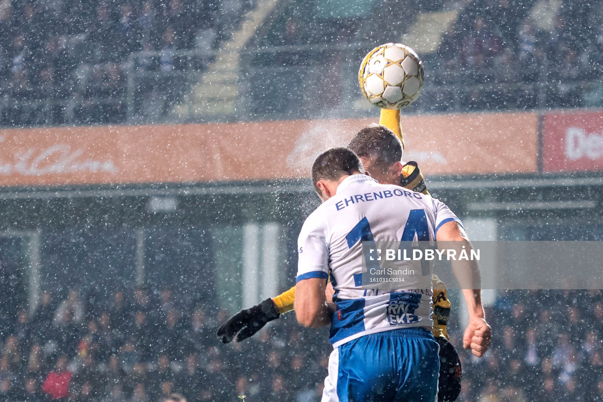 IFK Göteborgs Hjalmar Jonsson nickar bollen mot Elfsborgs