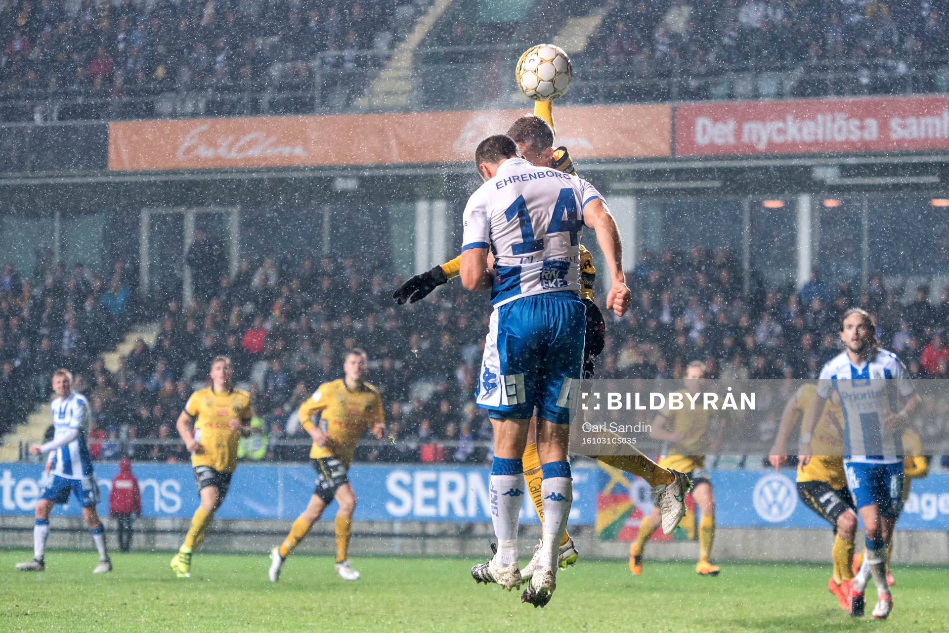 IFK Göteborgs Hjalmar Jonsson nickar bollen mot Elfsborgs