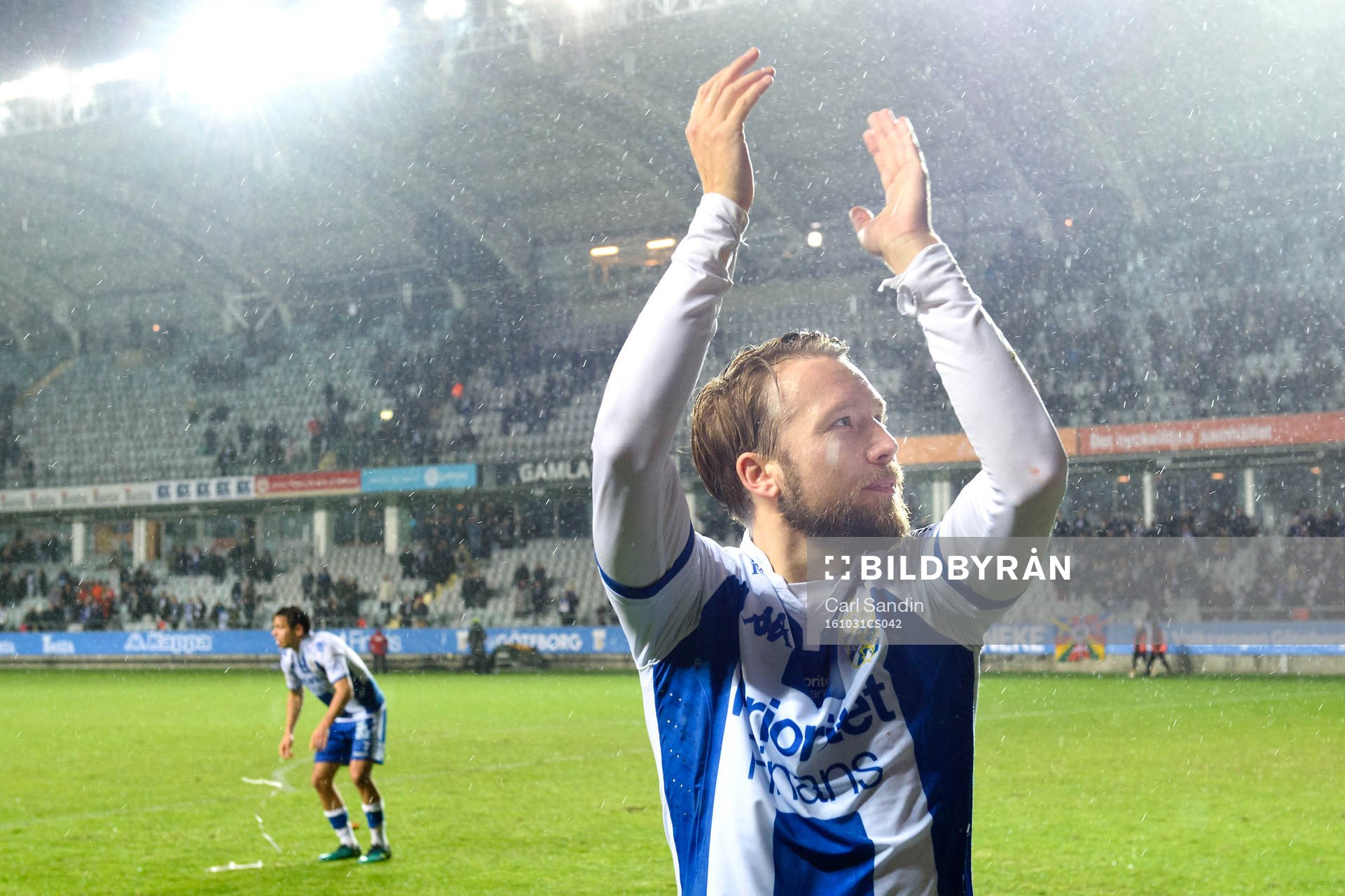 IFK Göteborgs Adam Johansson tackar publiken