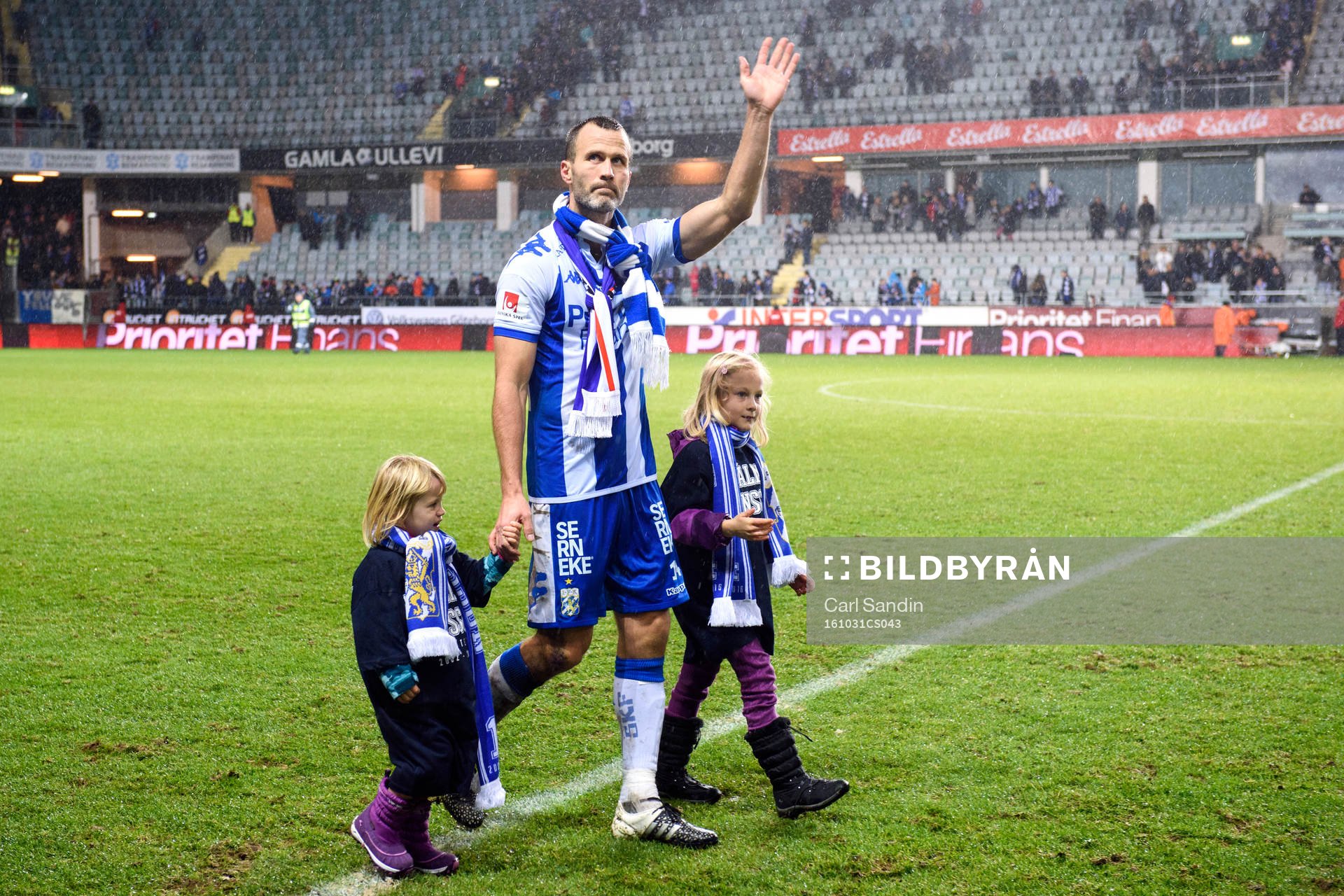 IFK Göteborgs Hjalmar Jonsson tackar publiken
