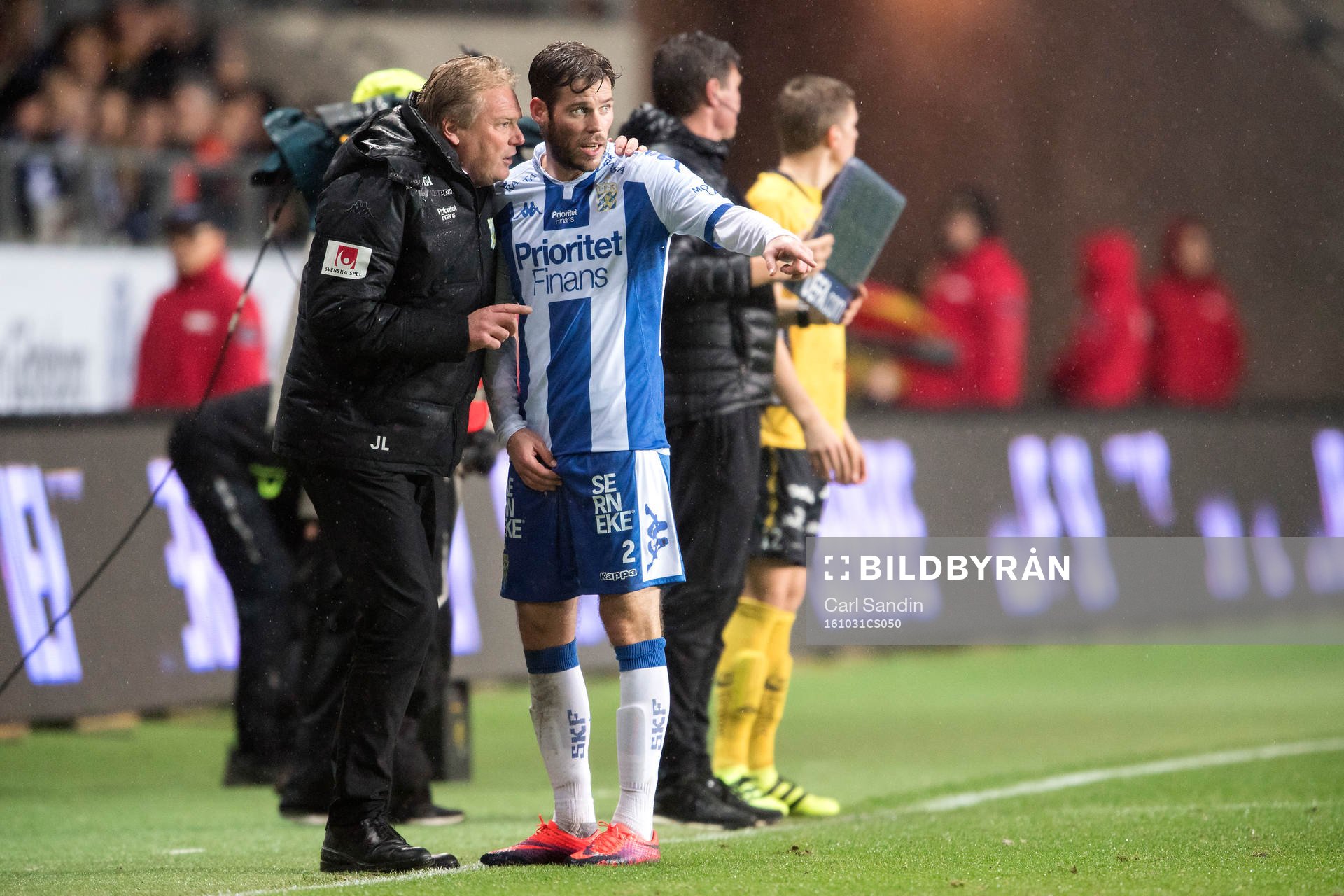 IFK Göteborgs tränare Jörgen Lennartsson pratar med Emil Salomonsson under fotbollsmatchen i Allsvenskan mellan IFK Göteborg och Elfsborg den 31 oktober 2016 i Göteborg.