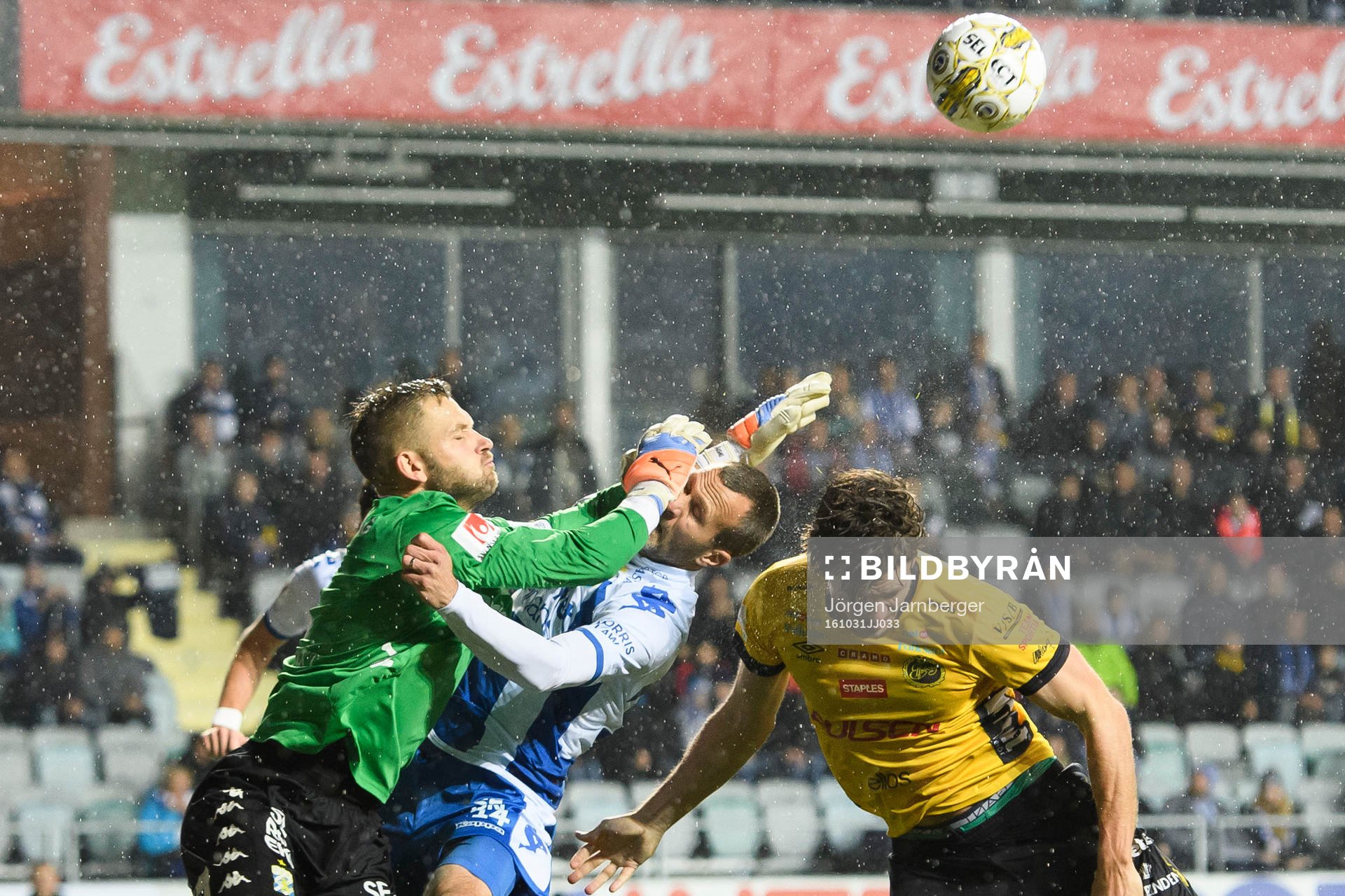 IFK Göteborgs målvakt John Alvbåge kolliderar med