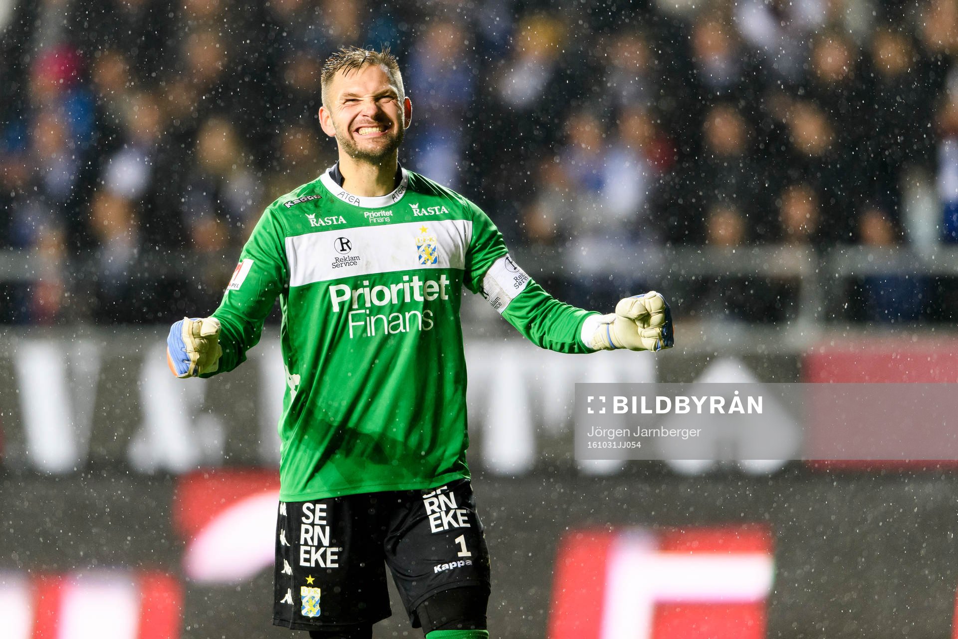 IFK Göteborgs målvakt John Alvbåge jublar