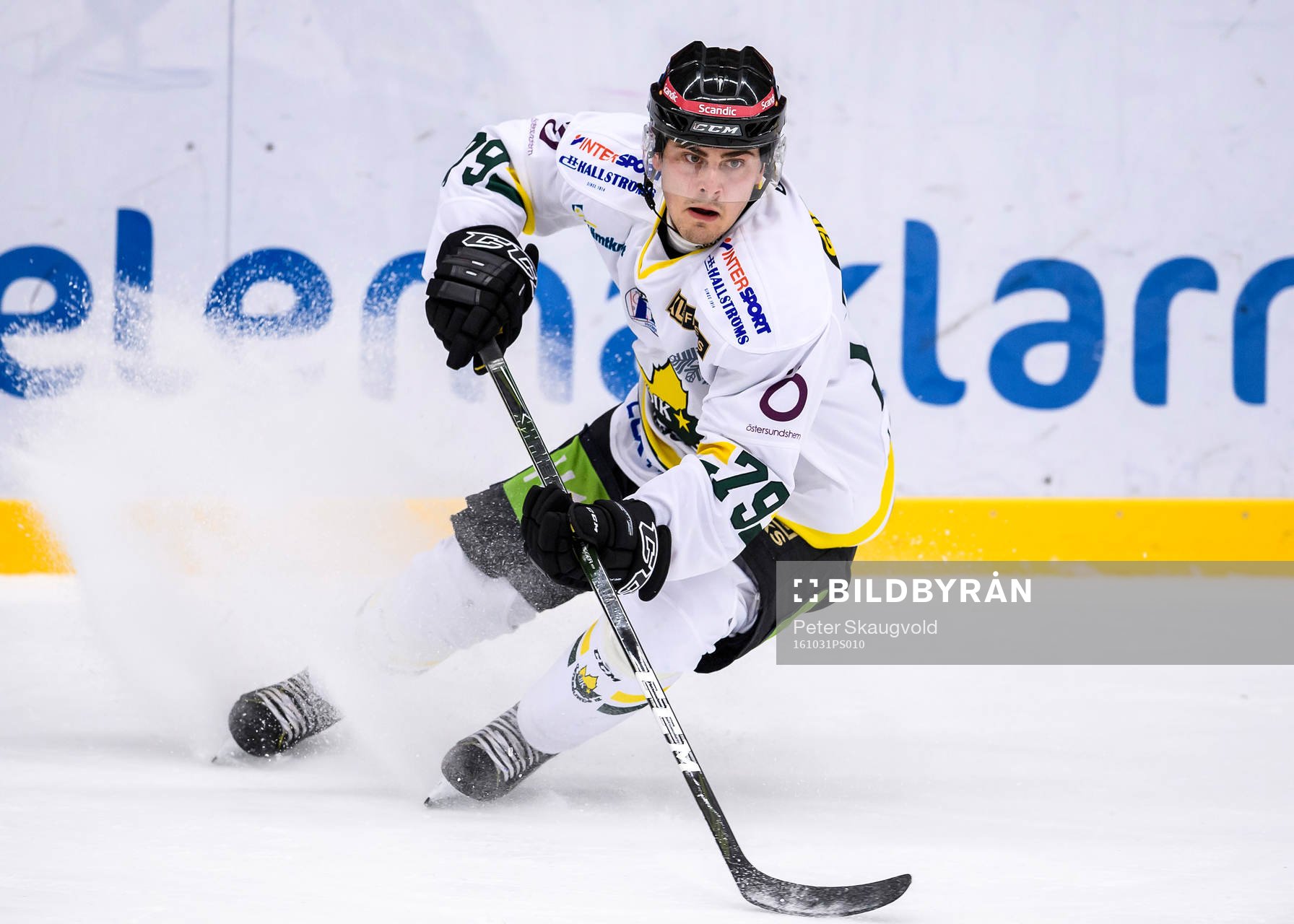 Östersunds David Lillieström-Karlsson med pucken