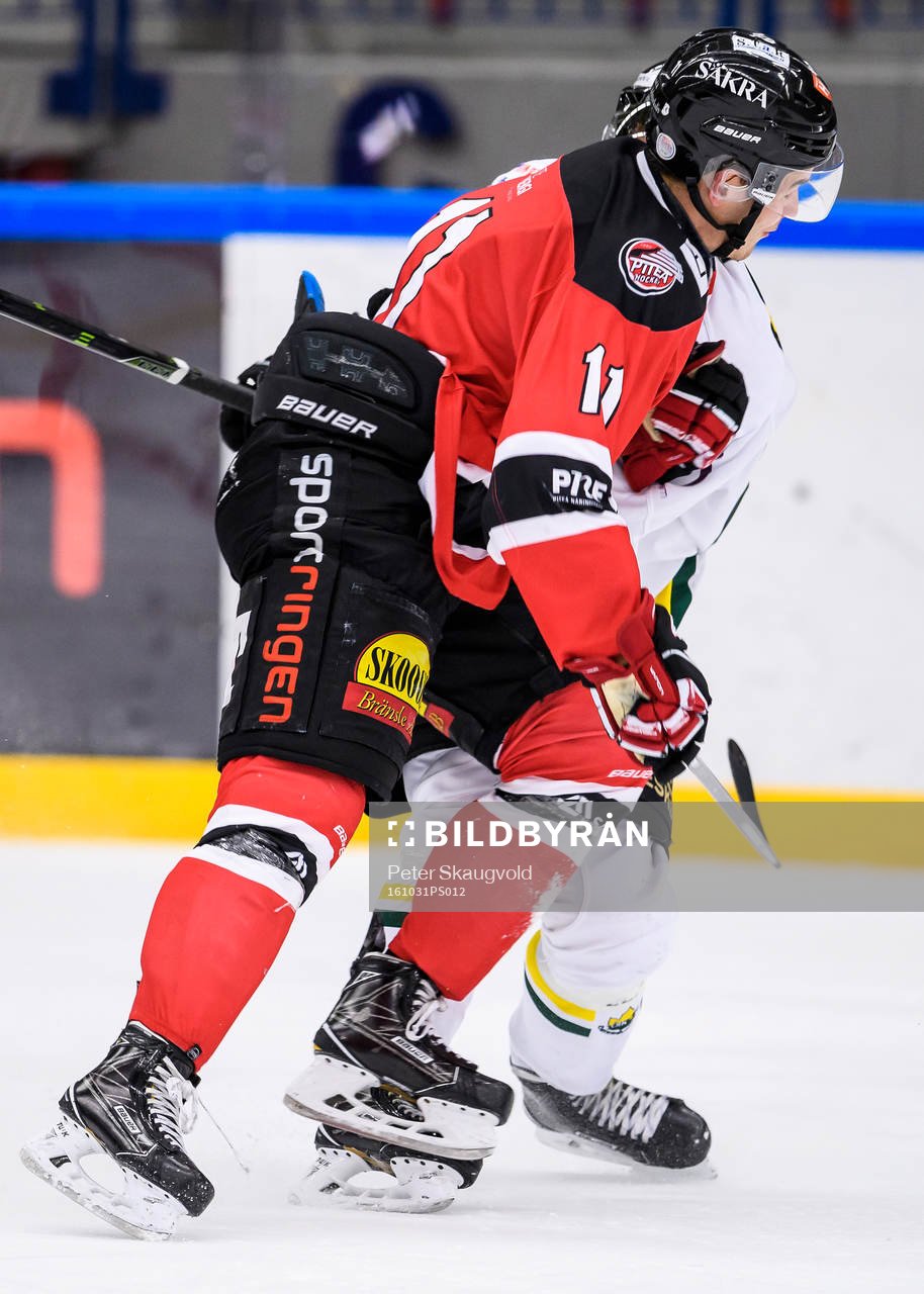 Piteås Marcus Sandström tacklar Östersunds Sebastian Fakt