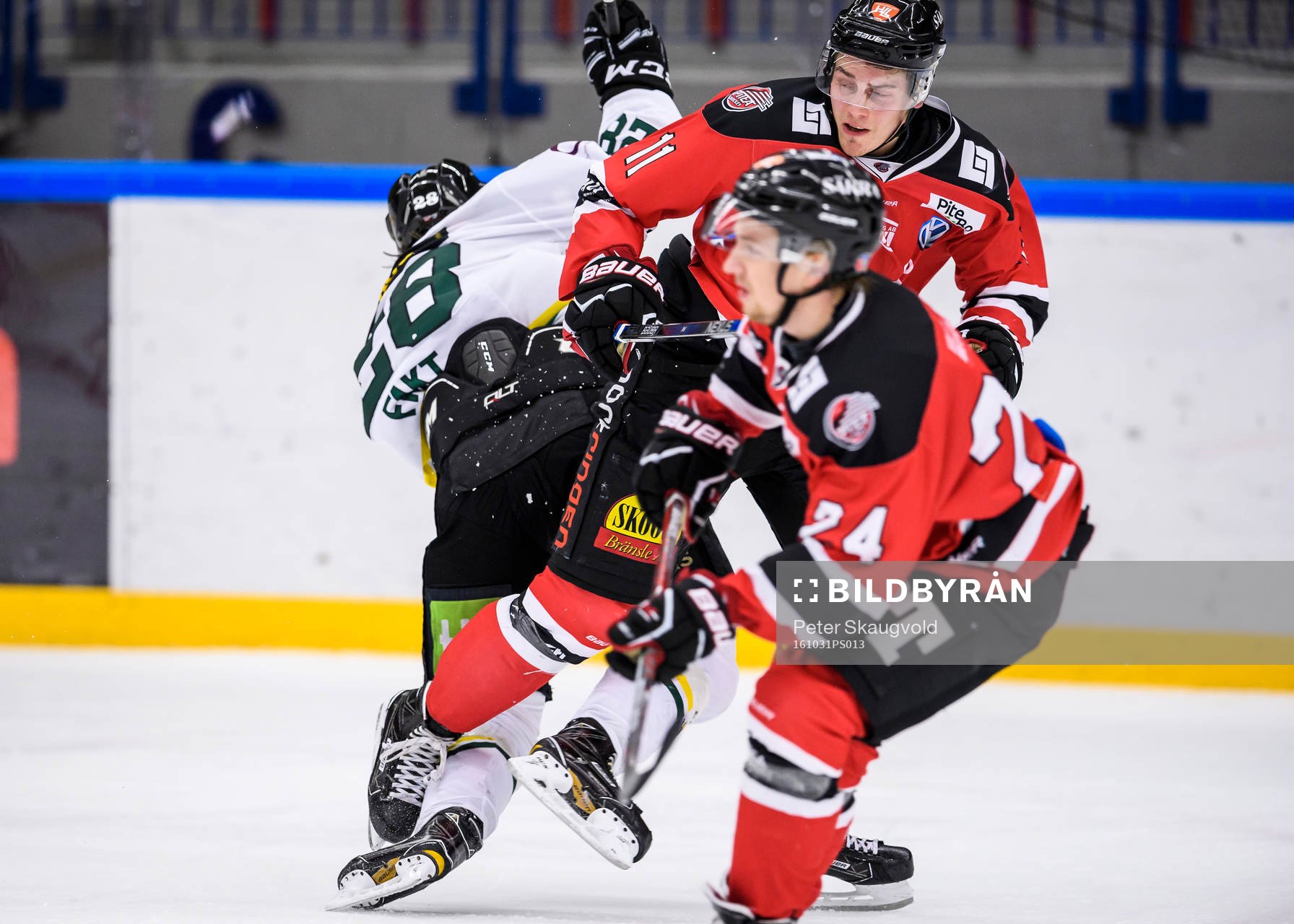 Piteås Marcus Sandström tacklar Östersunds Sebastian Fakt