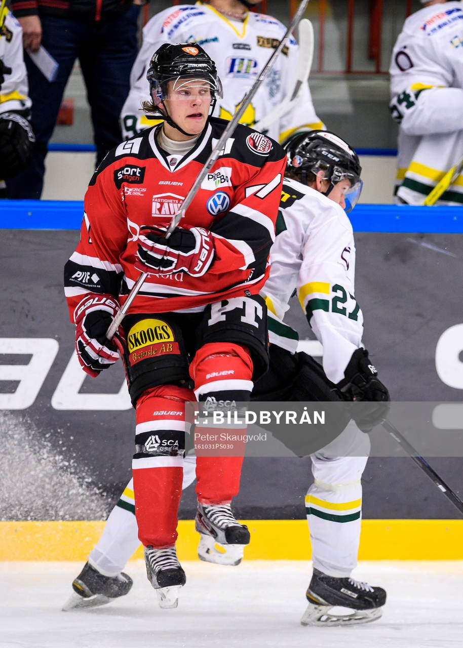 Piteås Isak Pantzare hoppar undan en tackling från