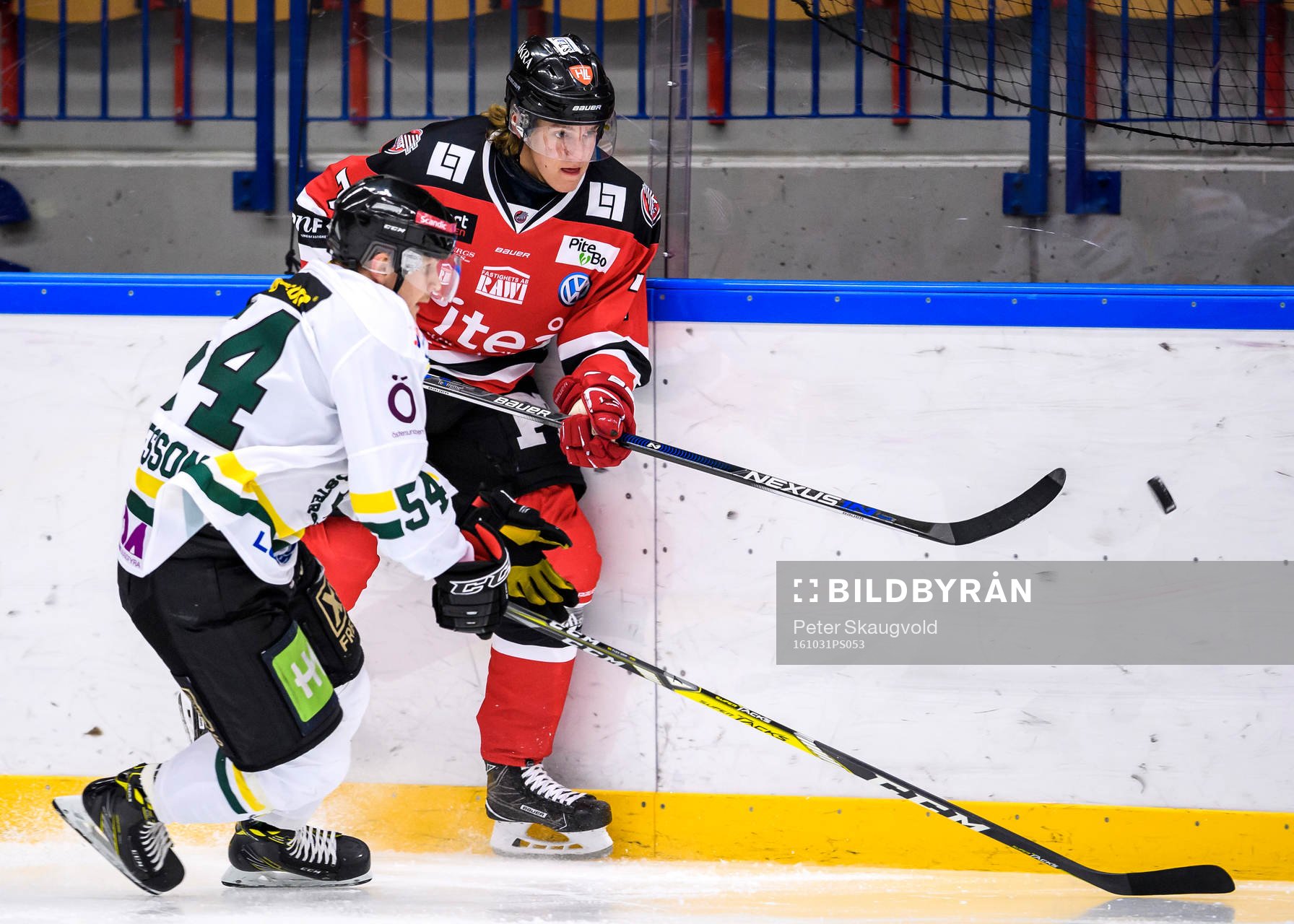 Piteås Marcus Hardegård slår bort pucken framför