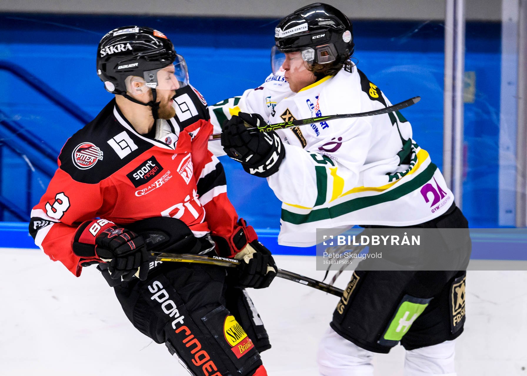 Piteås Sebastian Harila blir tacklad av Östersunds Carl