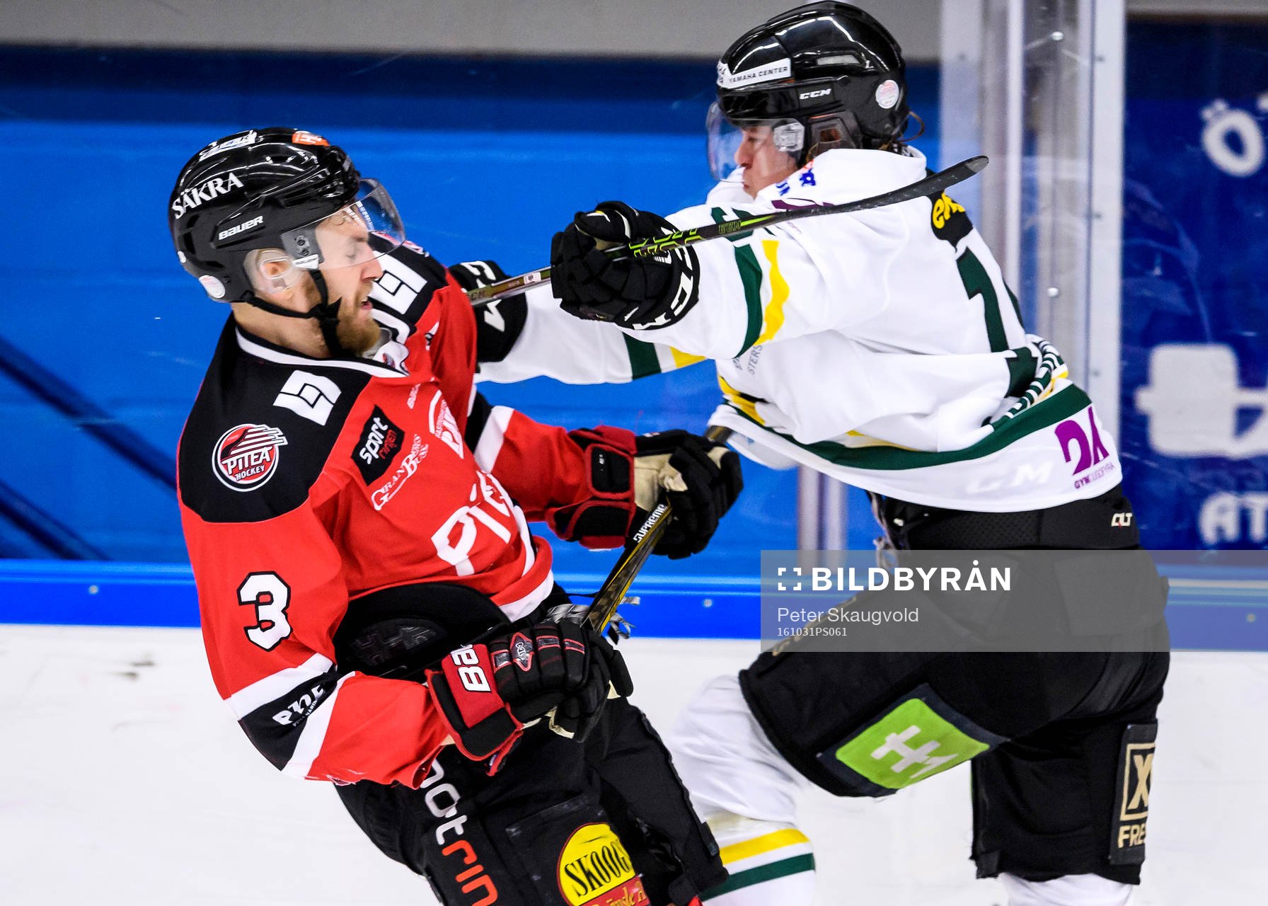 Piteås Sebastian Harila blir tacklad av Östersunds Carl