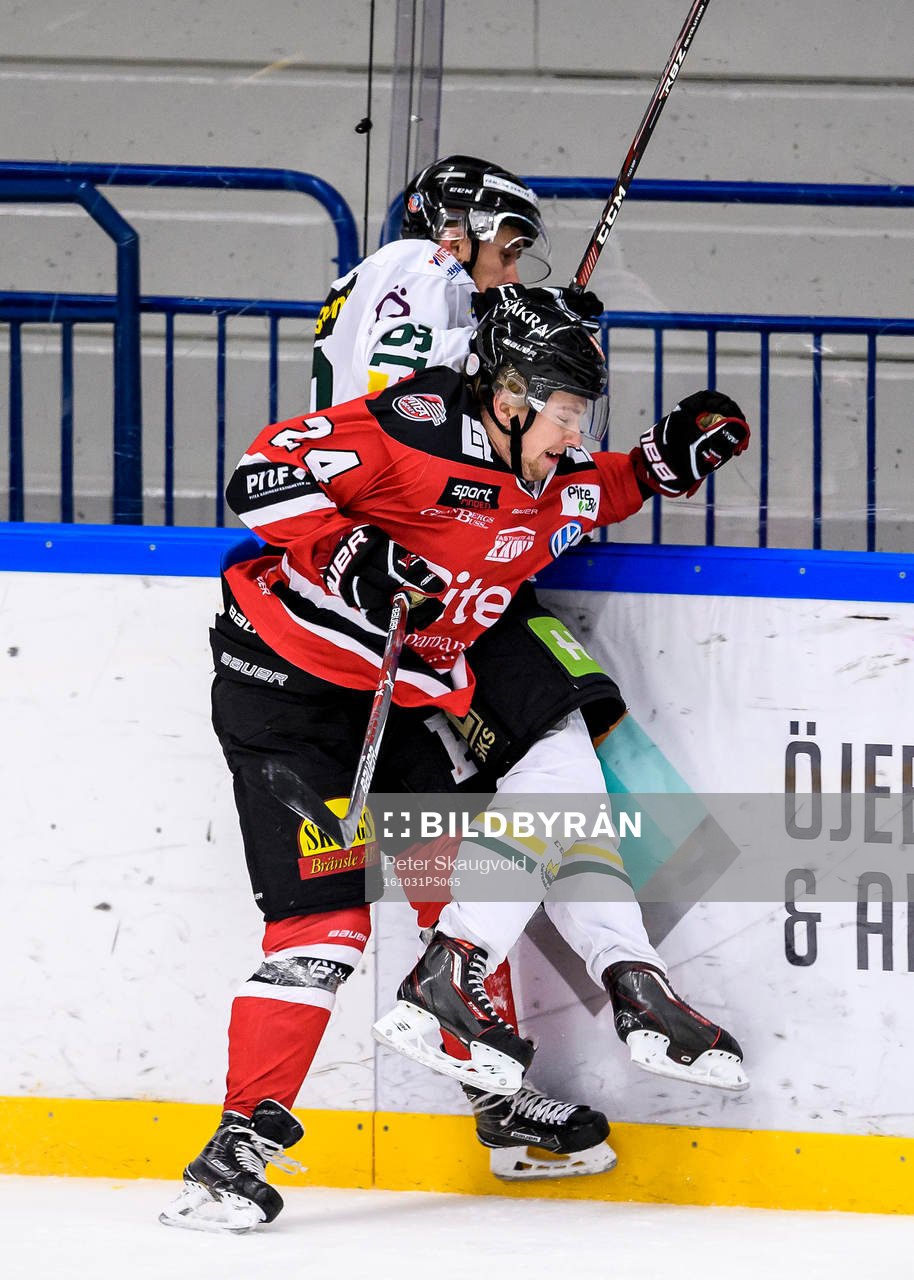 Piteås Viktor Sandberg tacklar Östersunds Daniel Magnusson