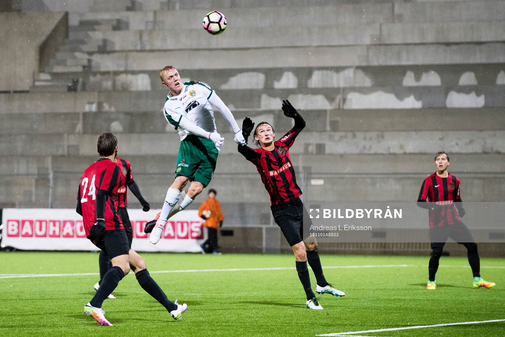 Hammarbys Isac Lidberg i en nickduell med Brommapojkarnas Hjalmar Ekdal under U21 SM-final i fotboll mellan Brommapojkarna och Hammarby den 1 november 2016 i Stockholm.