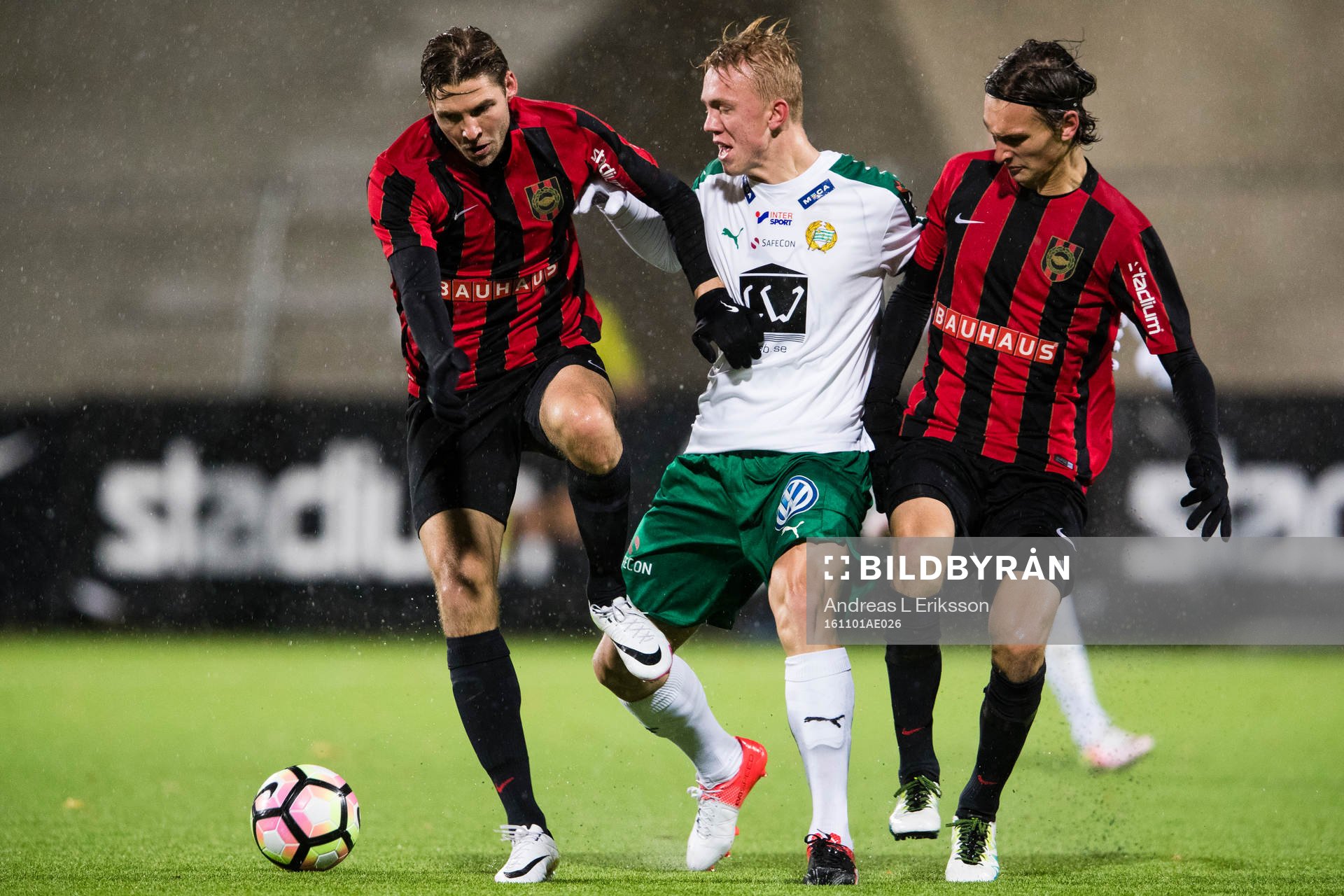 Brommapojkarnas Nemrut Awrohum och Hjalmar Ekdal i kamp om bollen med Hammarbys Isac Lidberg under U21 SM-final i fotboll mellan Brommapojkarna och Hammarby den 1 november 2016 i Stockholm.