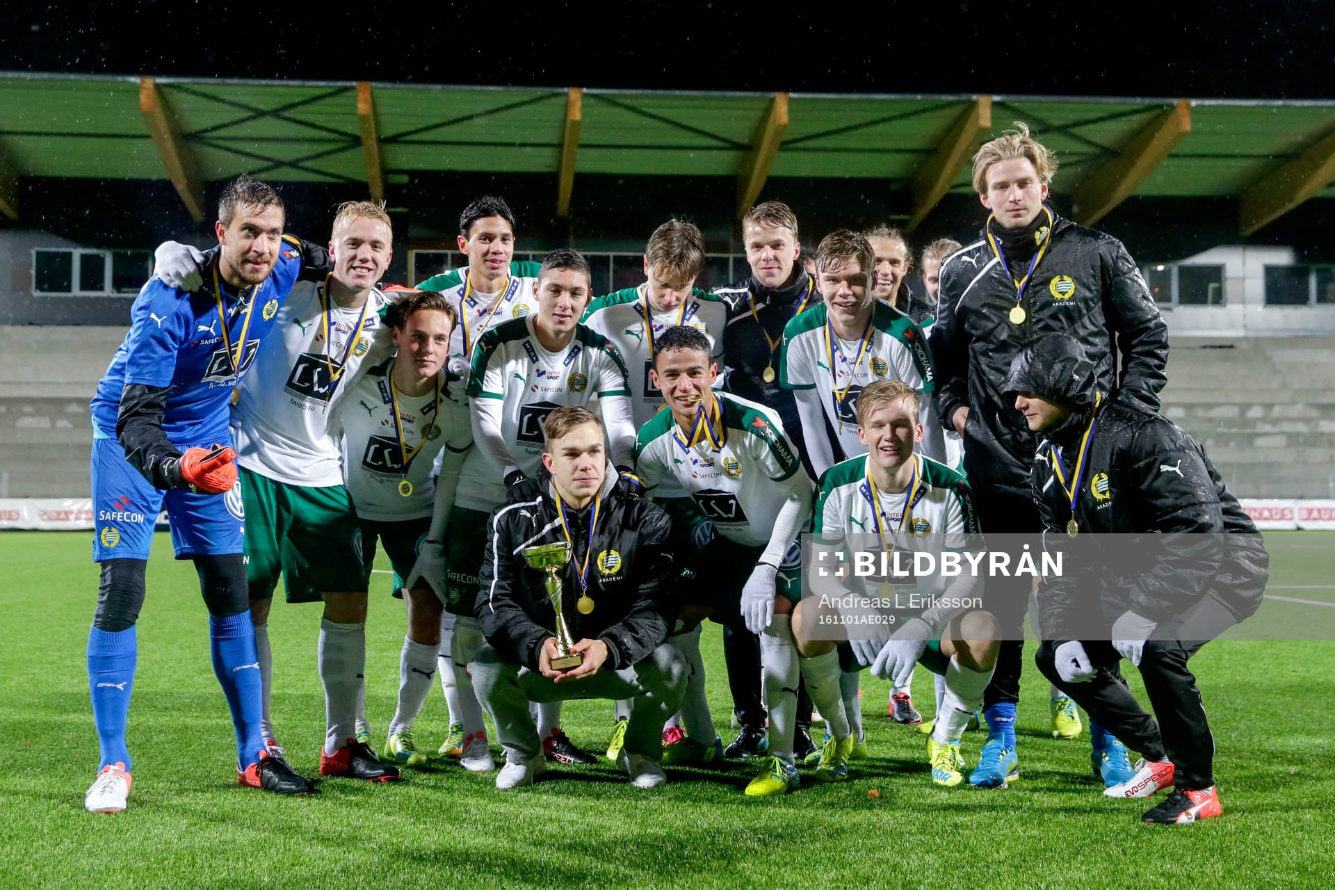 Hammarbys segrande lag jublar