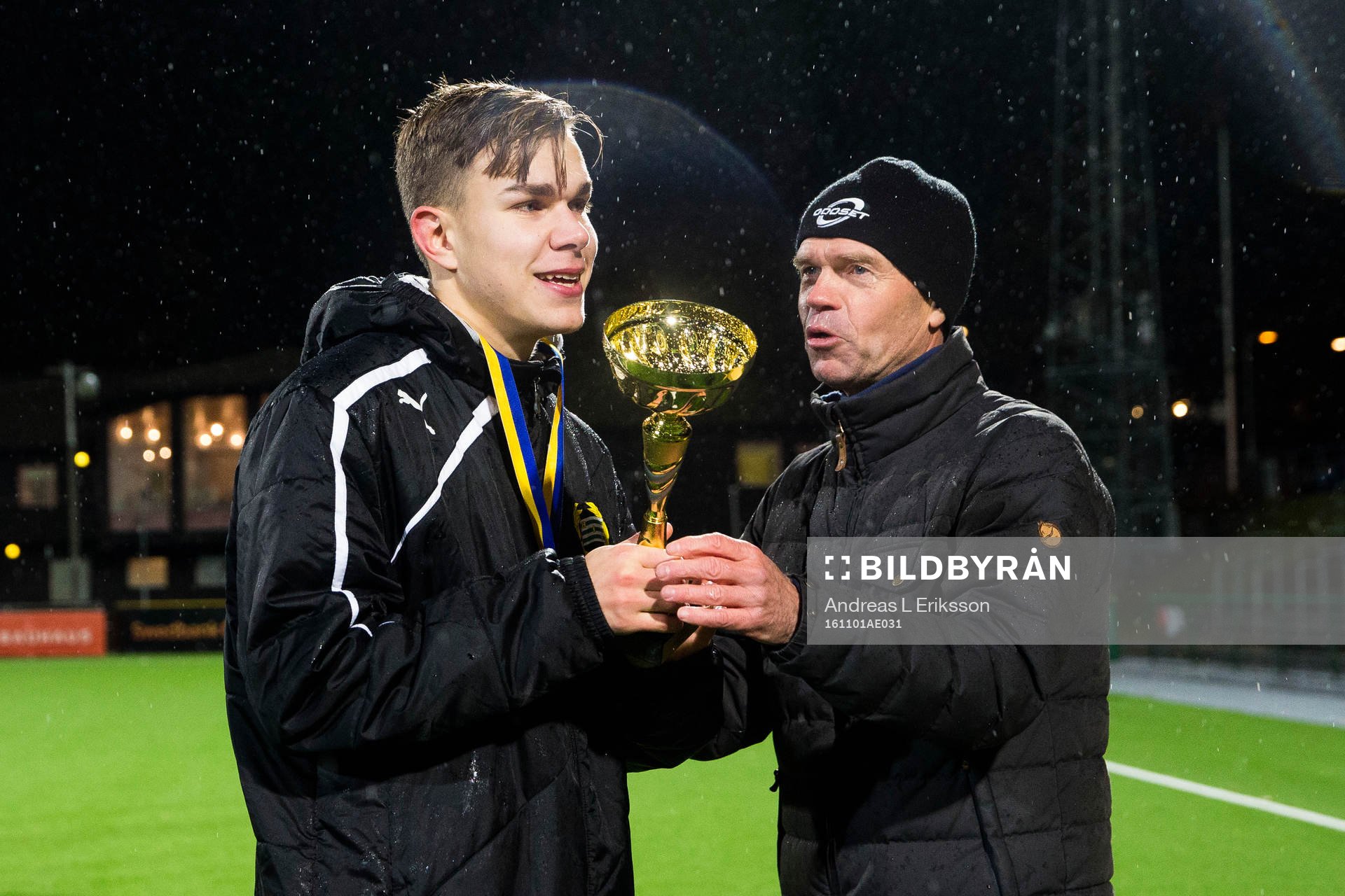 Hammarbys Dusan Jajic tar emot SM-pokalen