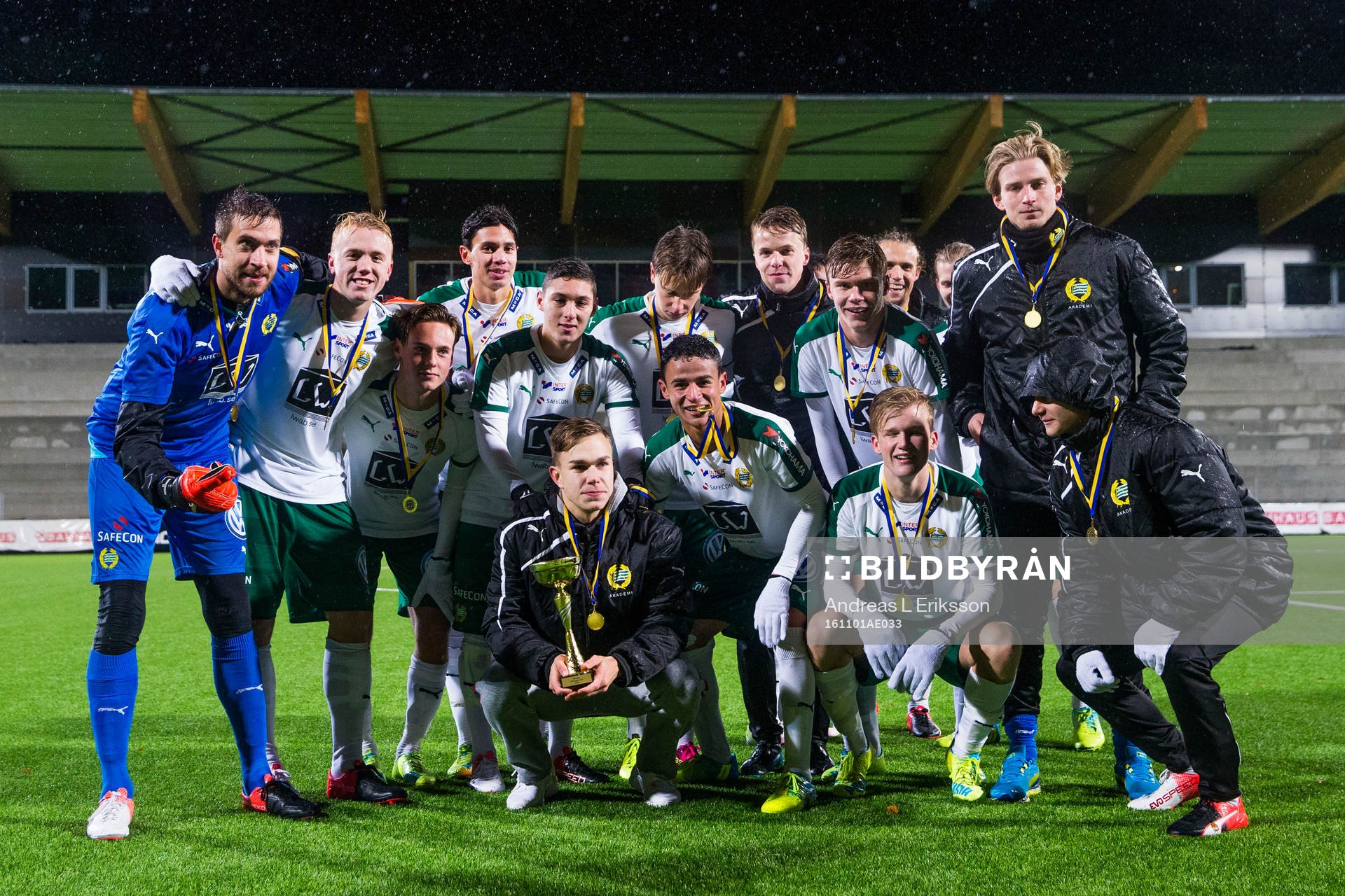 Hammarbys spelare jublar med pokalen