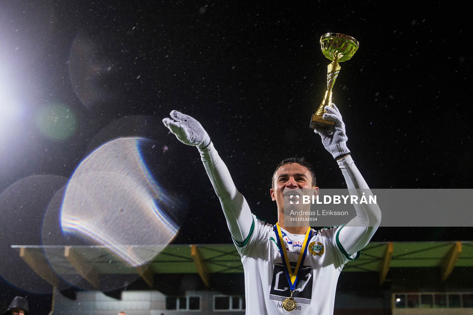 Hammarbys Ian Smith jublar med pokalen