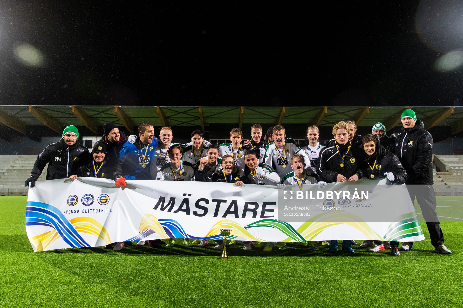 Hammarbys spelare och ledare jublar med pokalen efter U21 SM-final i fotboll mellan Brommapojkarna och Hammarby den 1 november 2016 i Stockholm. 