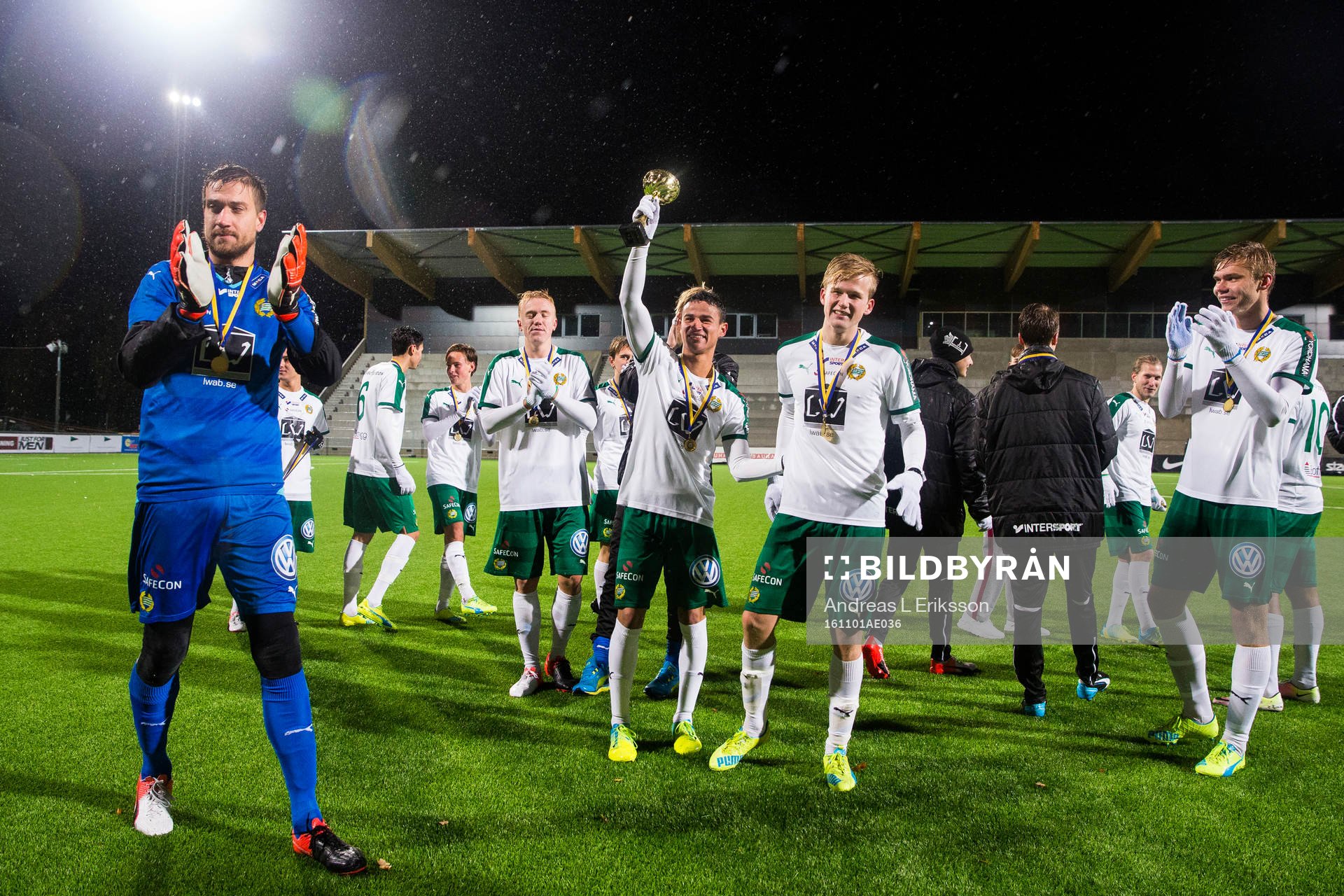 Hammarbys spelare jublar med pokalen