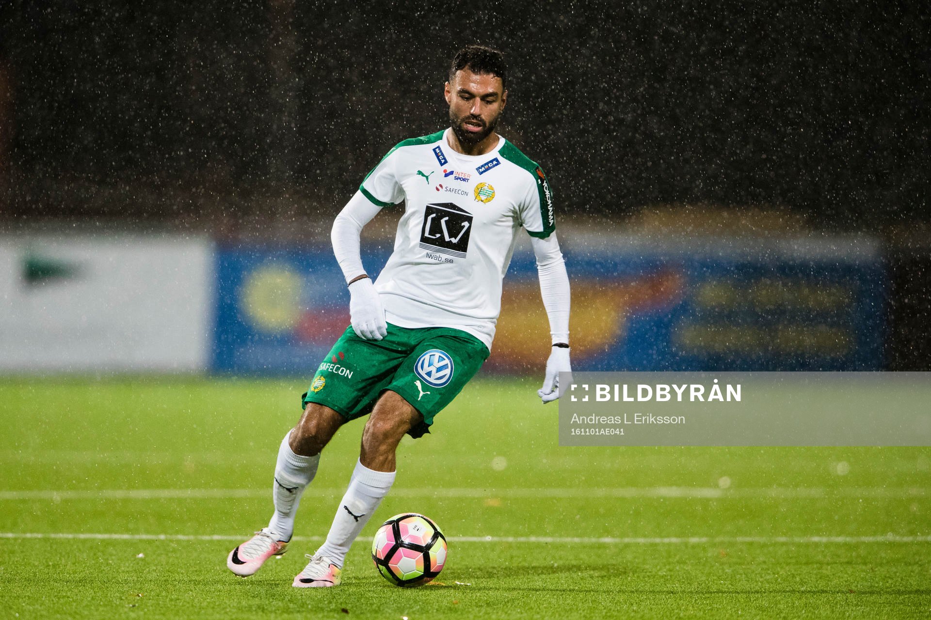Hammarbys Imad Khalili med bollen