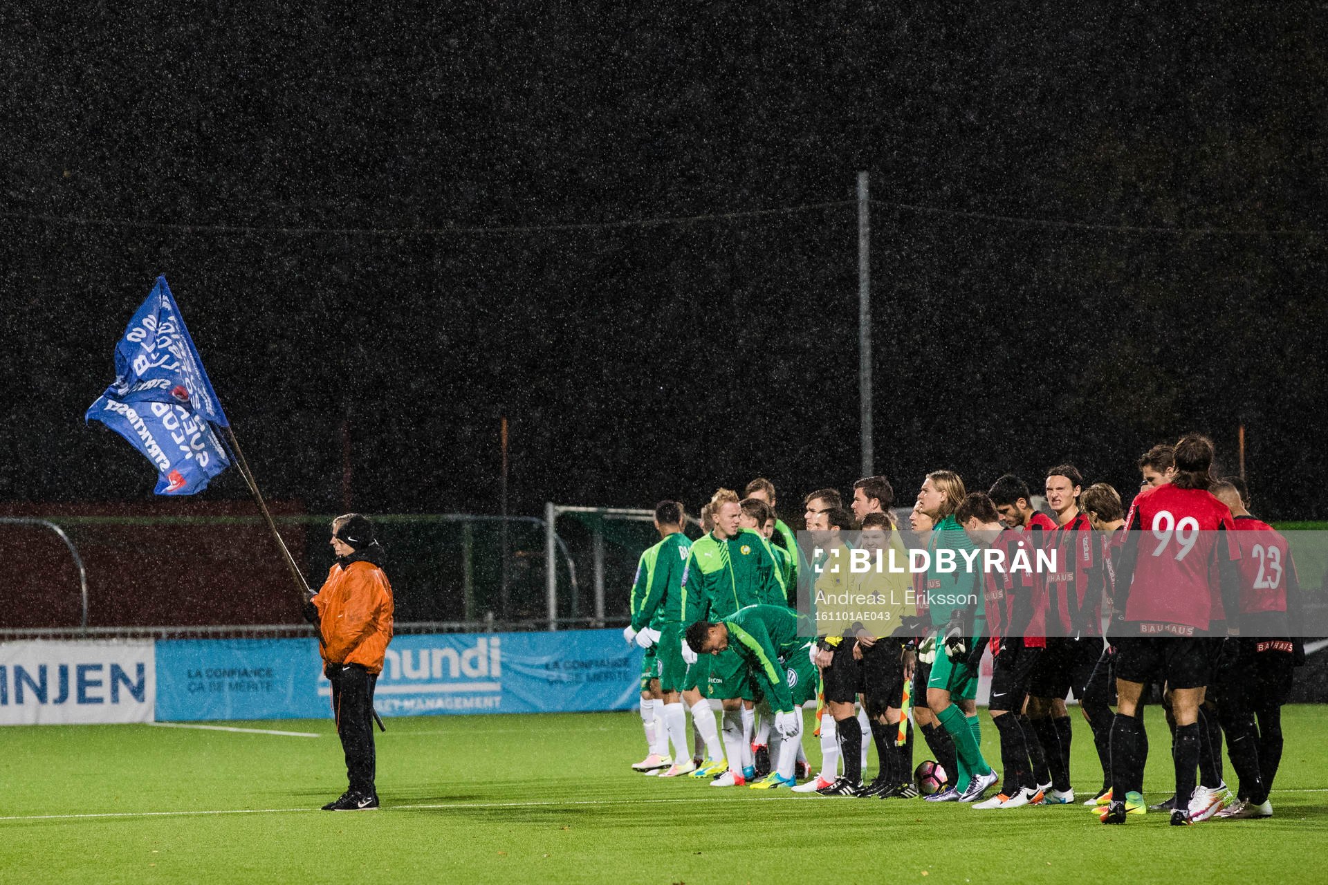 Spelarna ställer upp sig för presentation innan U21