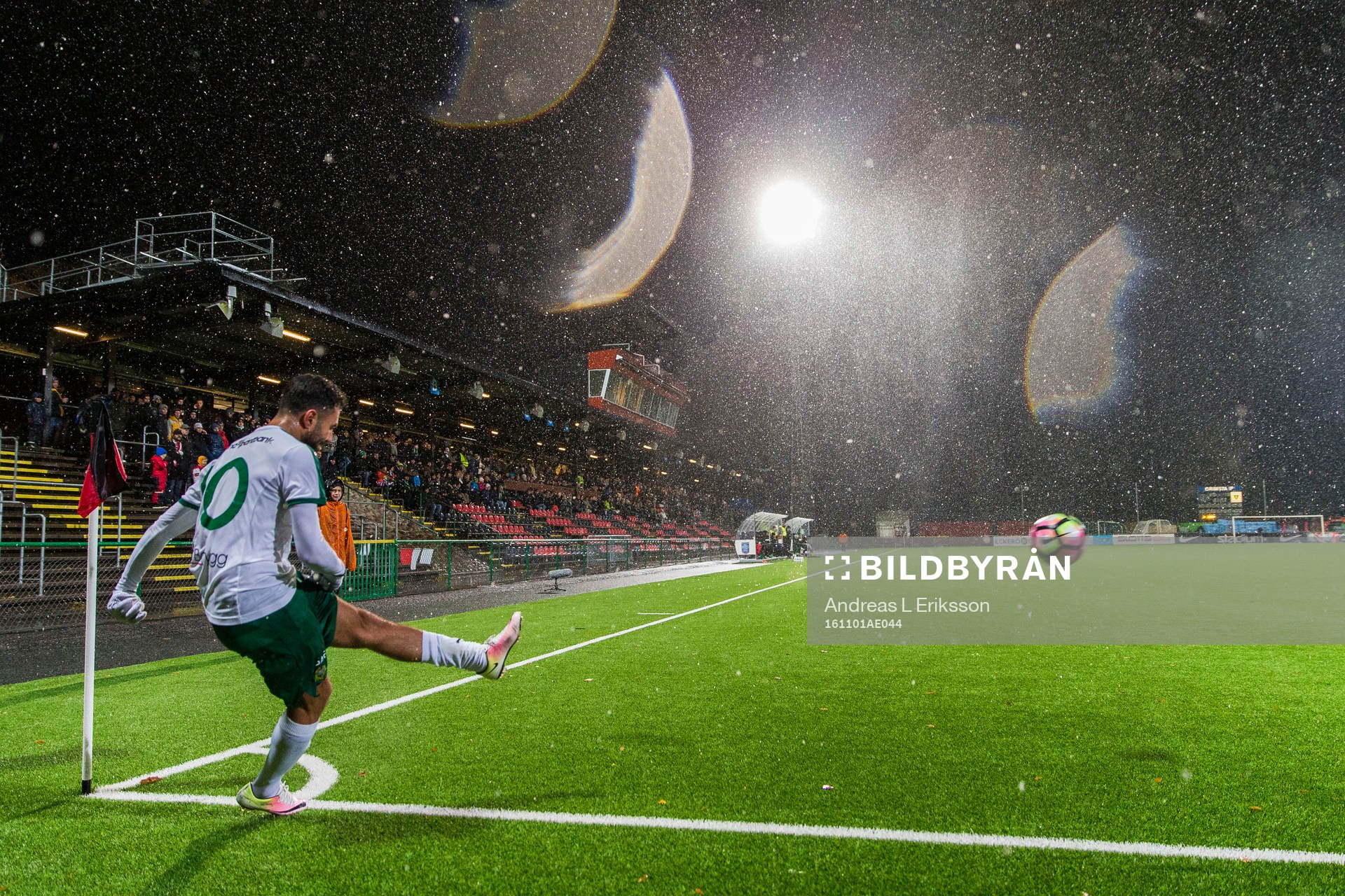 Hammarbys Imad Khalili slår en hörna