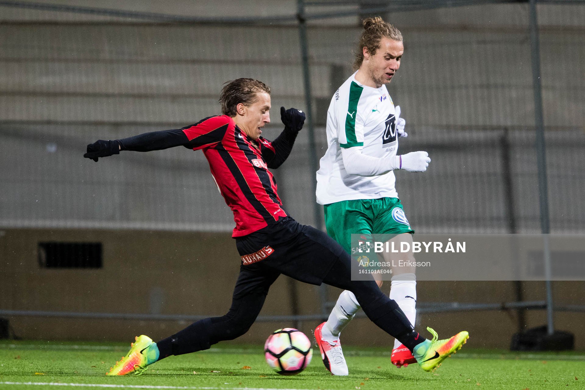 Hammarbys Fredrik Torsteinbö med en passning mellan benen