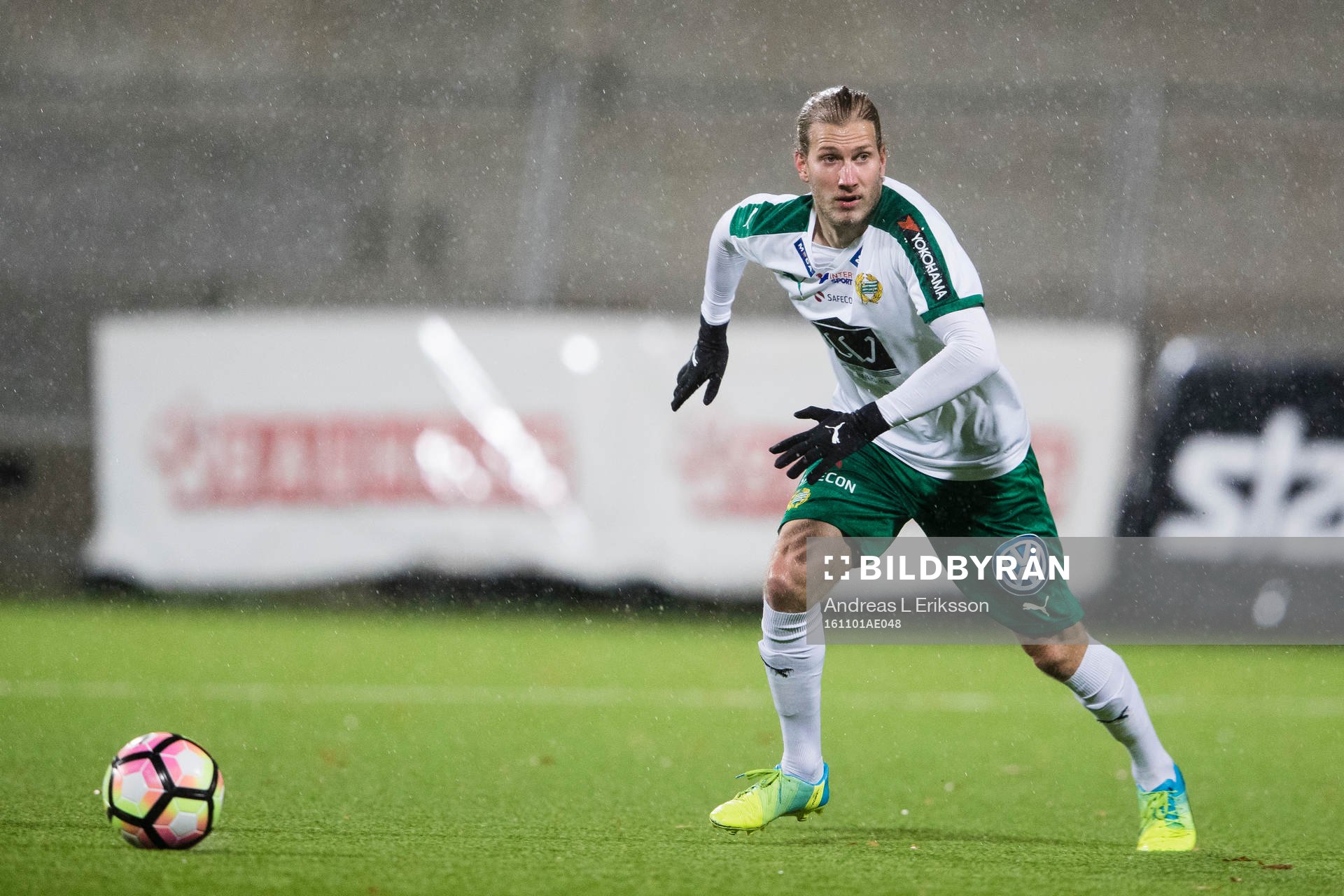 Hammarbys Oliver Silverholt med bollen