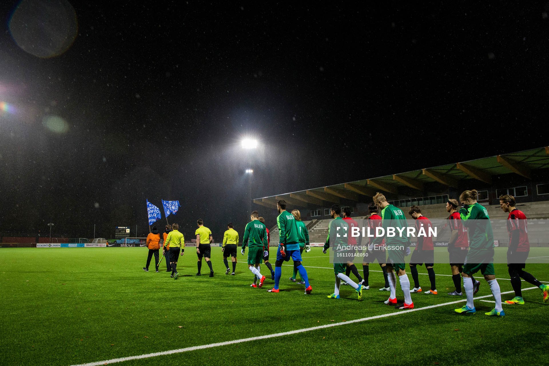 Spelarna gör entré innan U21 SM-final i fotboll mellan