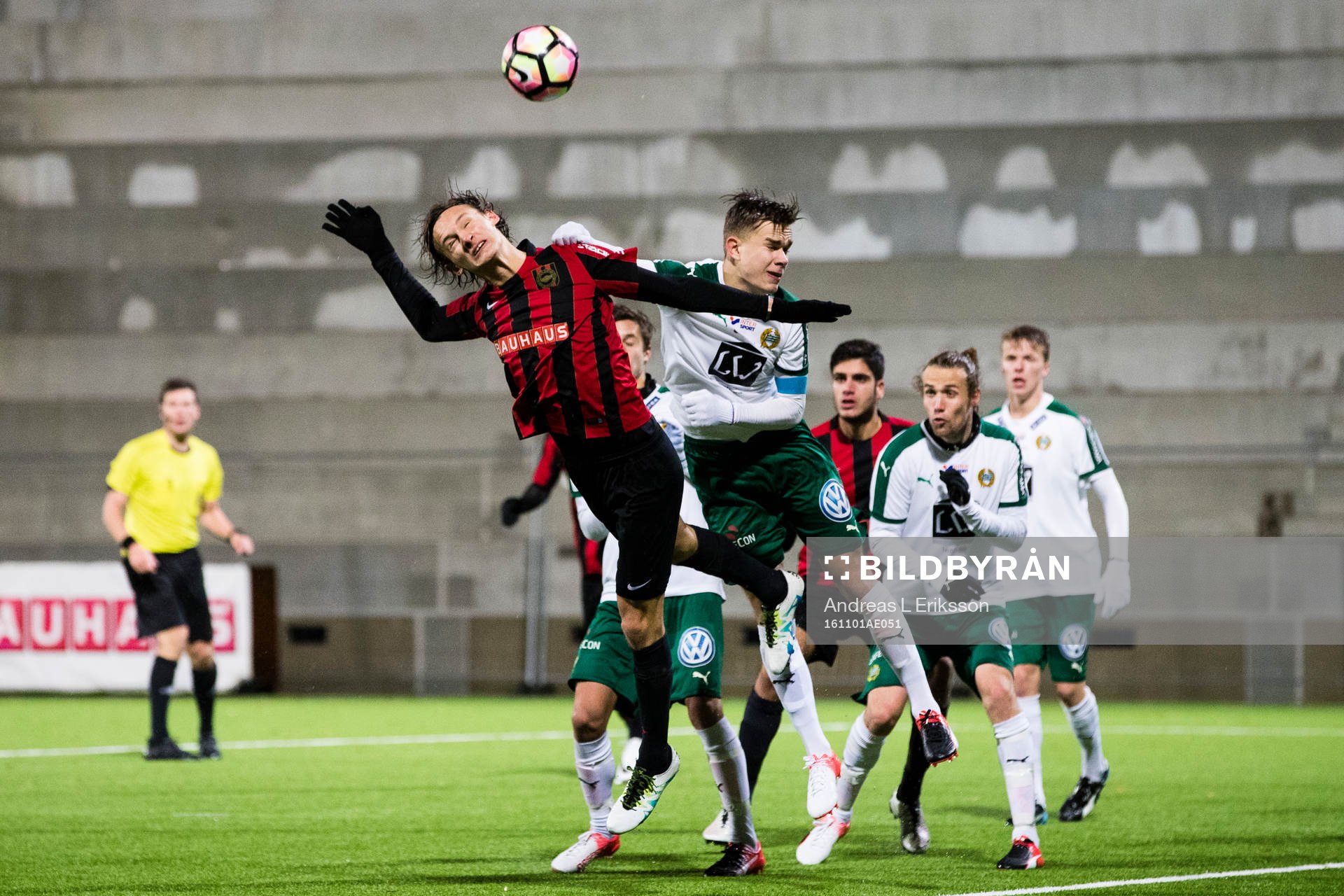 Brommapojkarnas Hjalmar Ekdal i en nickduell med Hammarbys Dusan Jajic under U21 SM-final i fotboll mellan Brommapojkarna och Hammarby den 1 november 2016 i Stockholm.