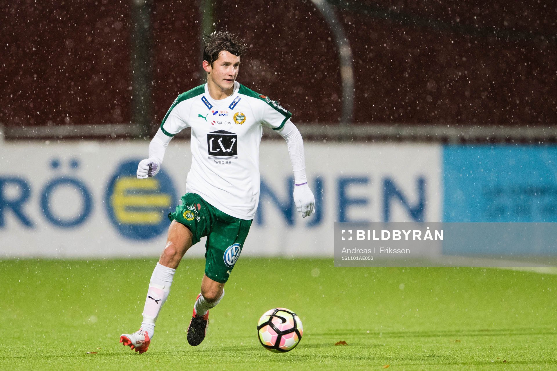 Hammarbys Leo Bengtsson med bollen