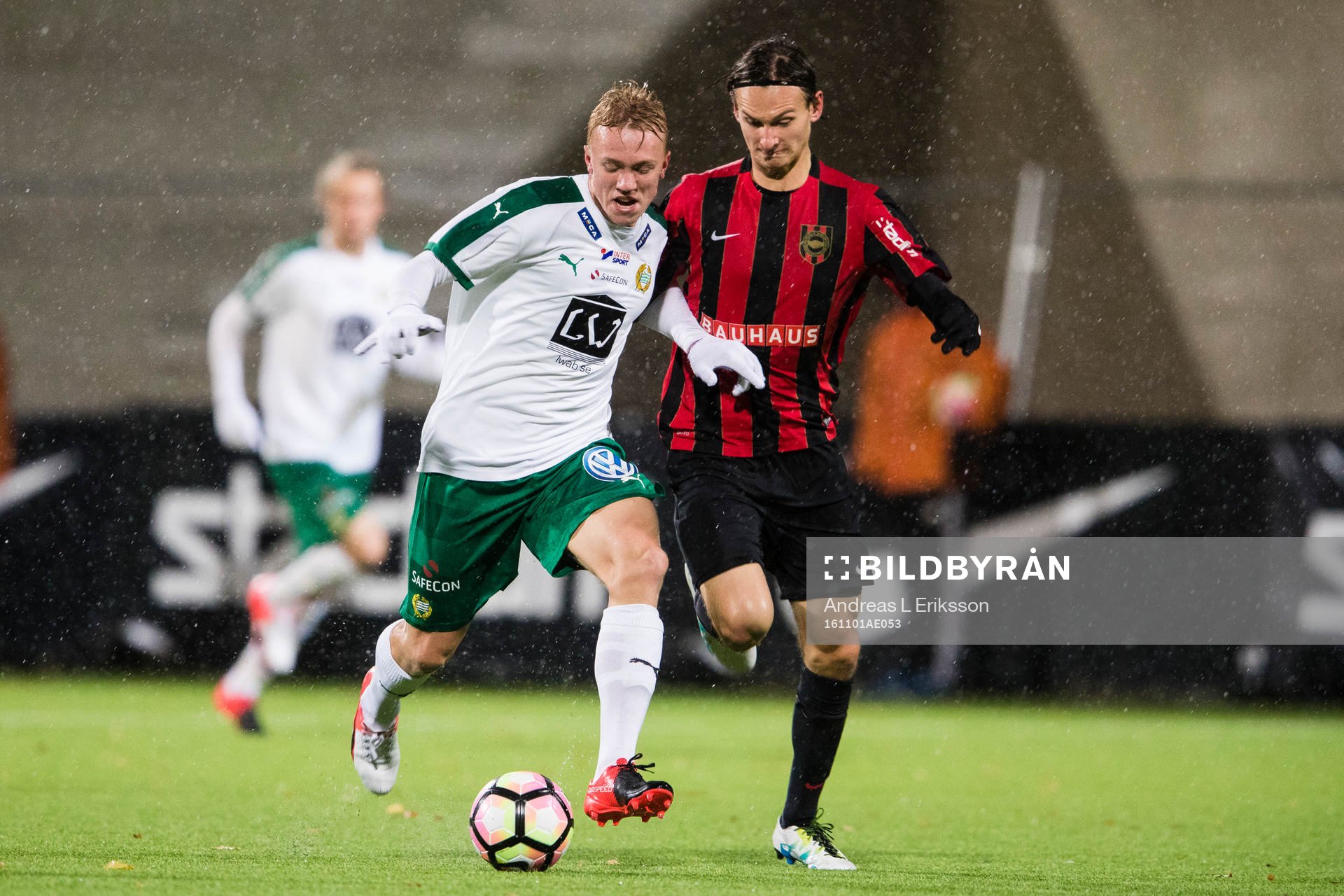 Hammarbys Isac Lidberg i kamp om bollen med Brommapojkarnas