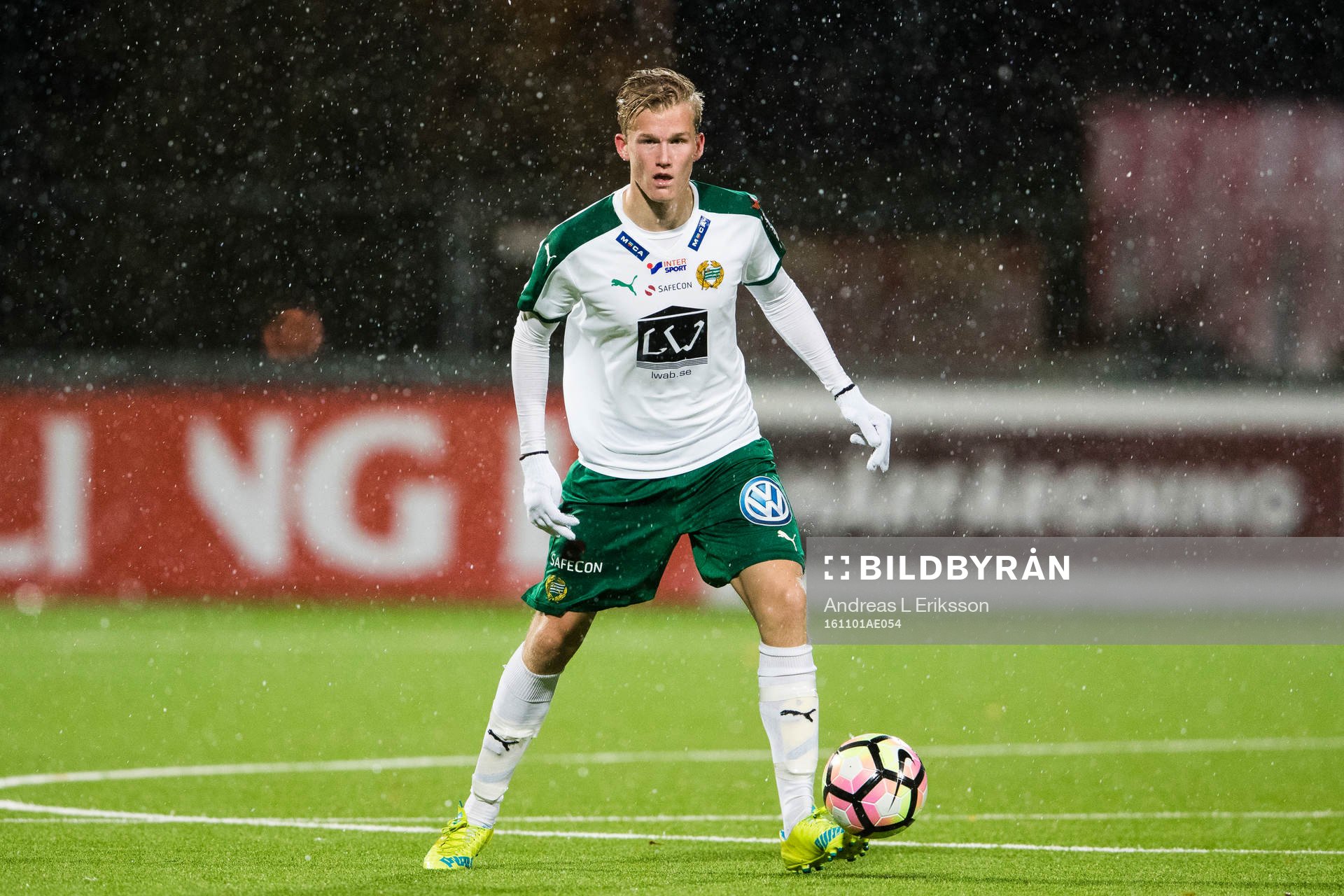 Hammarbys Sebastian Hjerpebo med bollen
