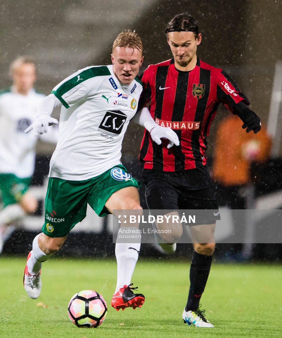 Hammarbys Isac Lidberg i kamp om bollen med Brommapojkarnas
