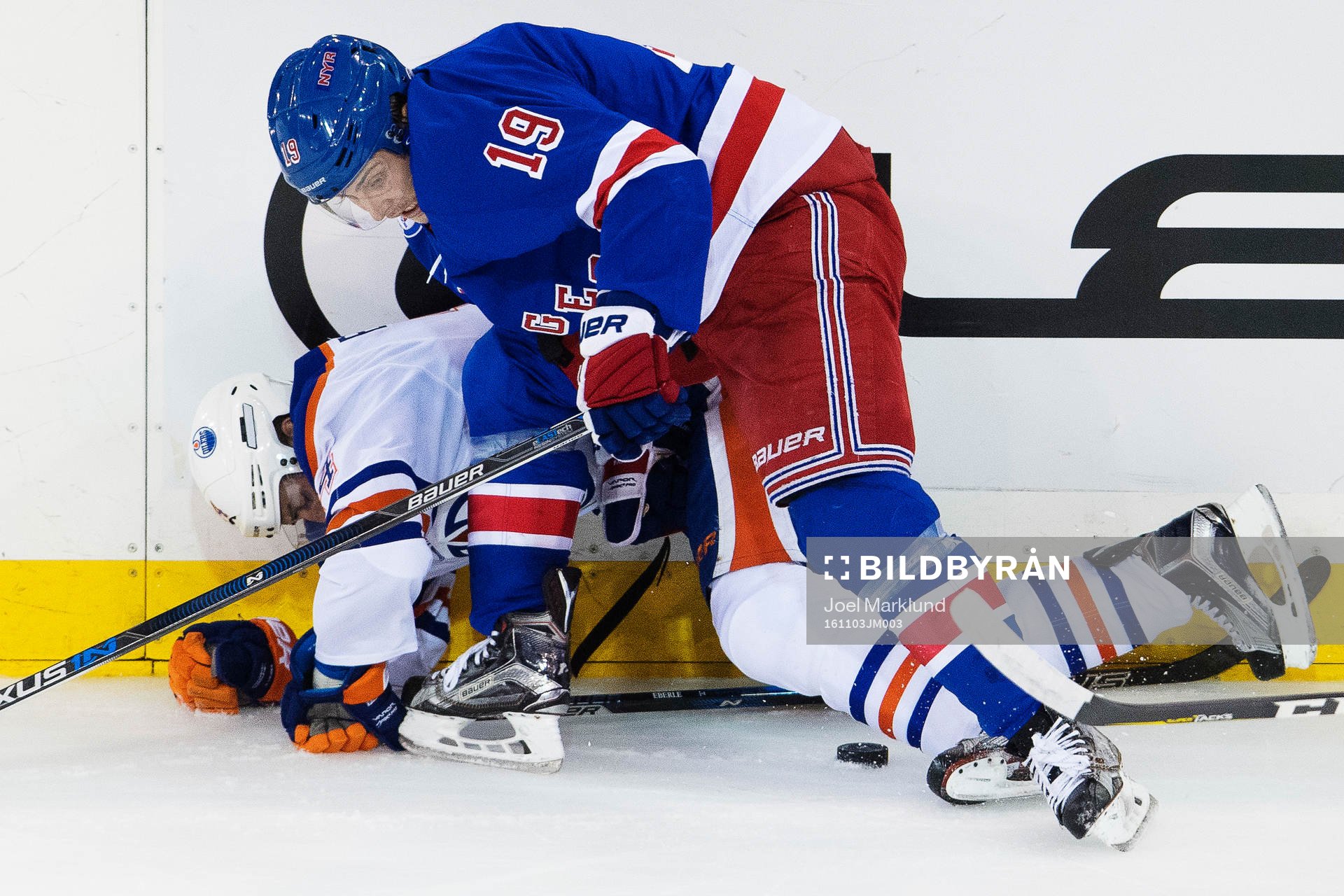 Edmontons Jordan Eberle tacklas av New Yorks Jesper Fast